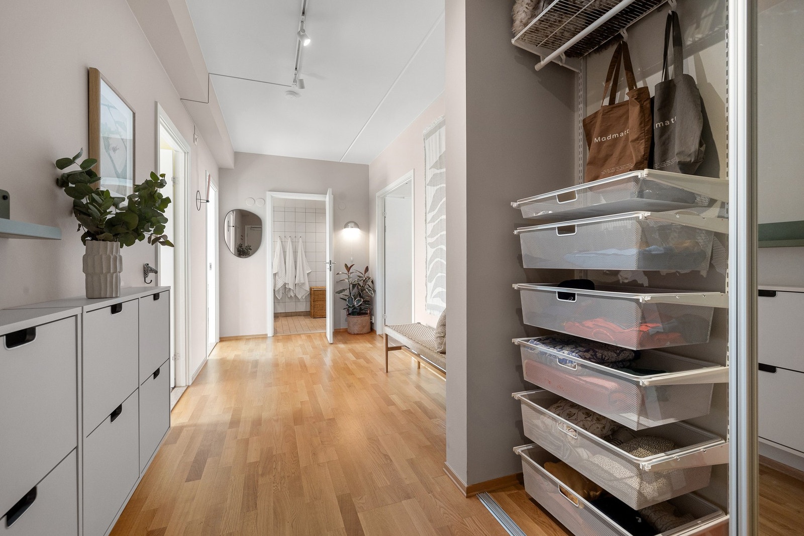 Boligens entré er romslig og har en praktisk skyvedørsgarderobe med speilfronter. Leiligheten har godt med lagringsplass med Elfa-system i begge garderobeskapene. Galleribilde