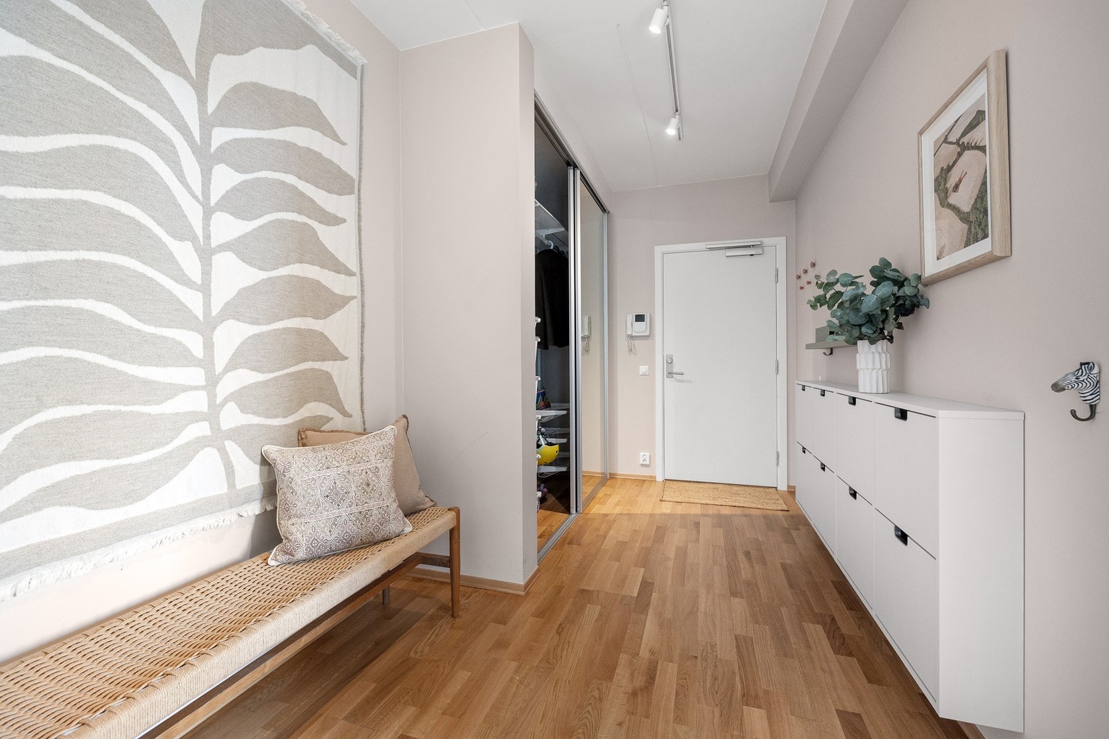 Du blir ønsket velkommen inn av en lys og innbydende entré, med flott parkett og lysmalte vegger. Galleribilde