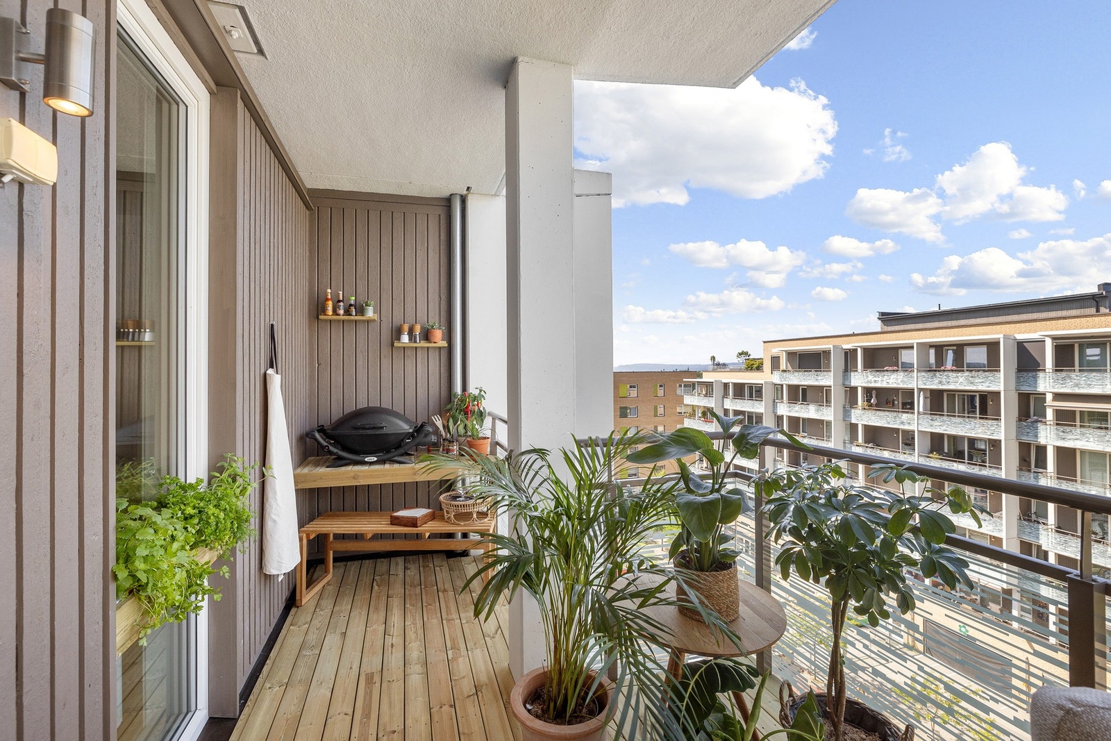 Balkongen er delvis overbygd, slik at den også er koselig på gråværsdager. Galleribilde