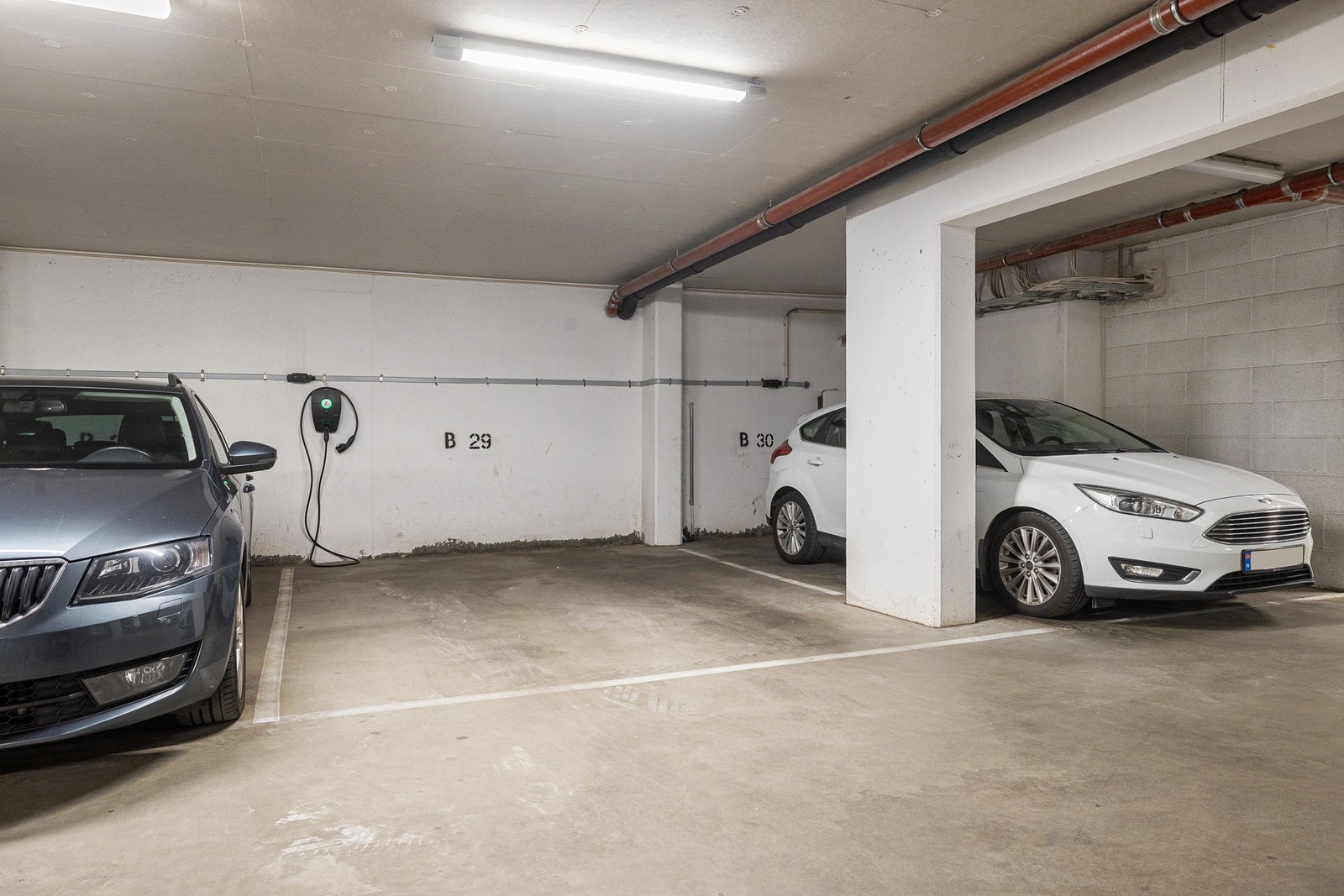 Stor garasjeplass med elbil-lader. Galleribilde