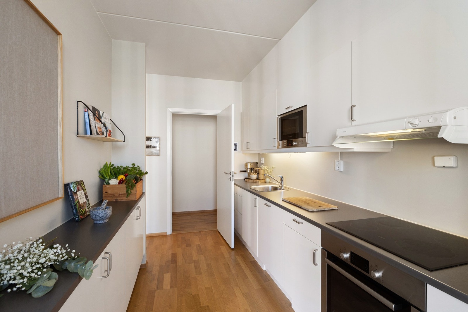 Leiligheten har en tidløs kjøkkeninnredning med gode arbeidsflater og mye oppbevaringsplass. I umiddelbar nærhet ligger det en intern bod, som også fungerer fint til matbod. Galleribilde