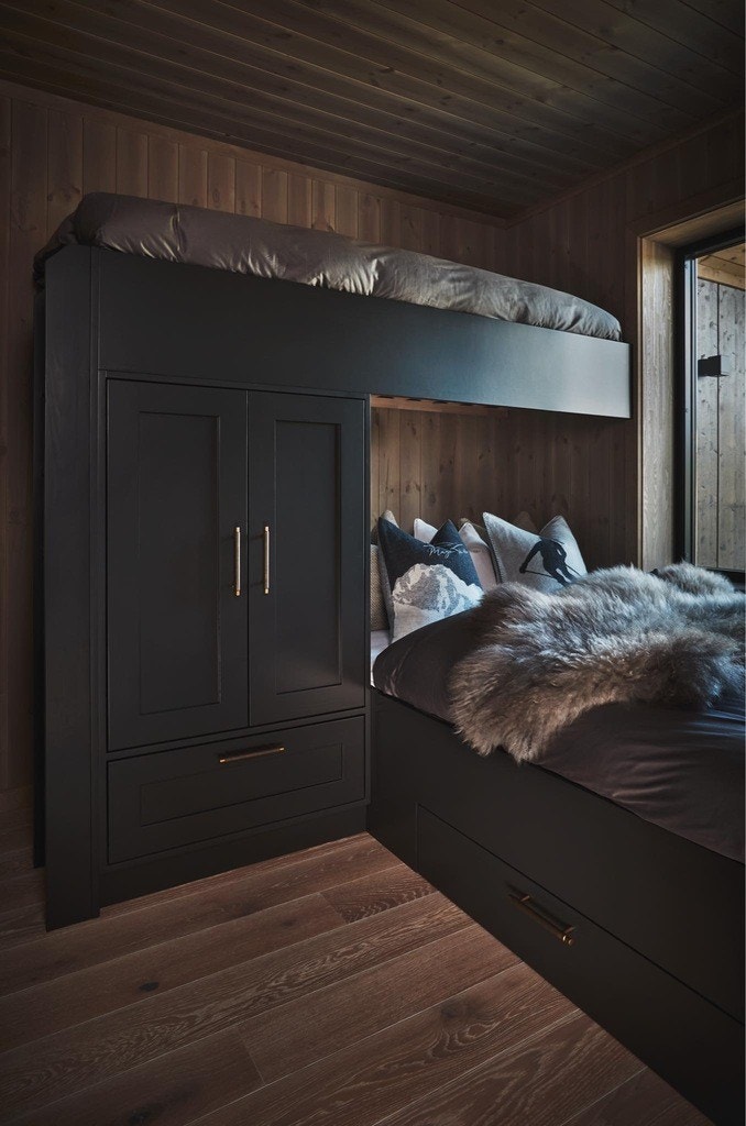 Plassbygd seng og garderobeskap av Volden i Valdres. Galleribilde