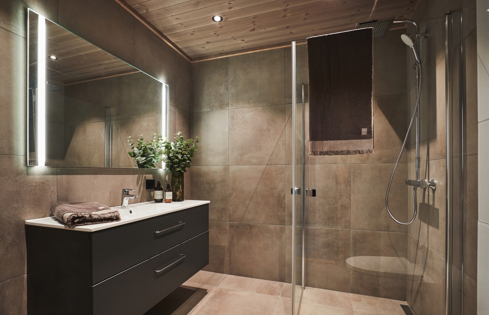 Vegger og gulv flislagt med 60x60 fliser. Galleribilde