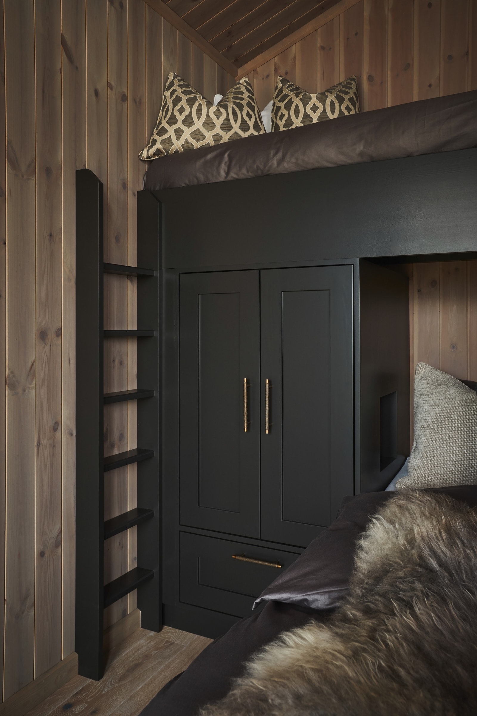 Plassbygd seng og garderobeskap av Volden i Valdres. Galleribilde