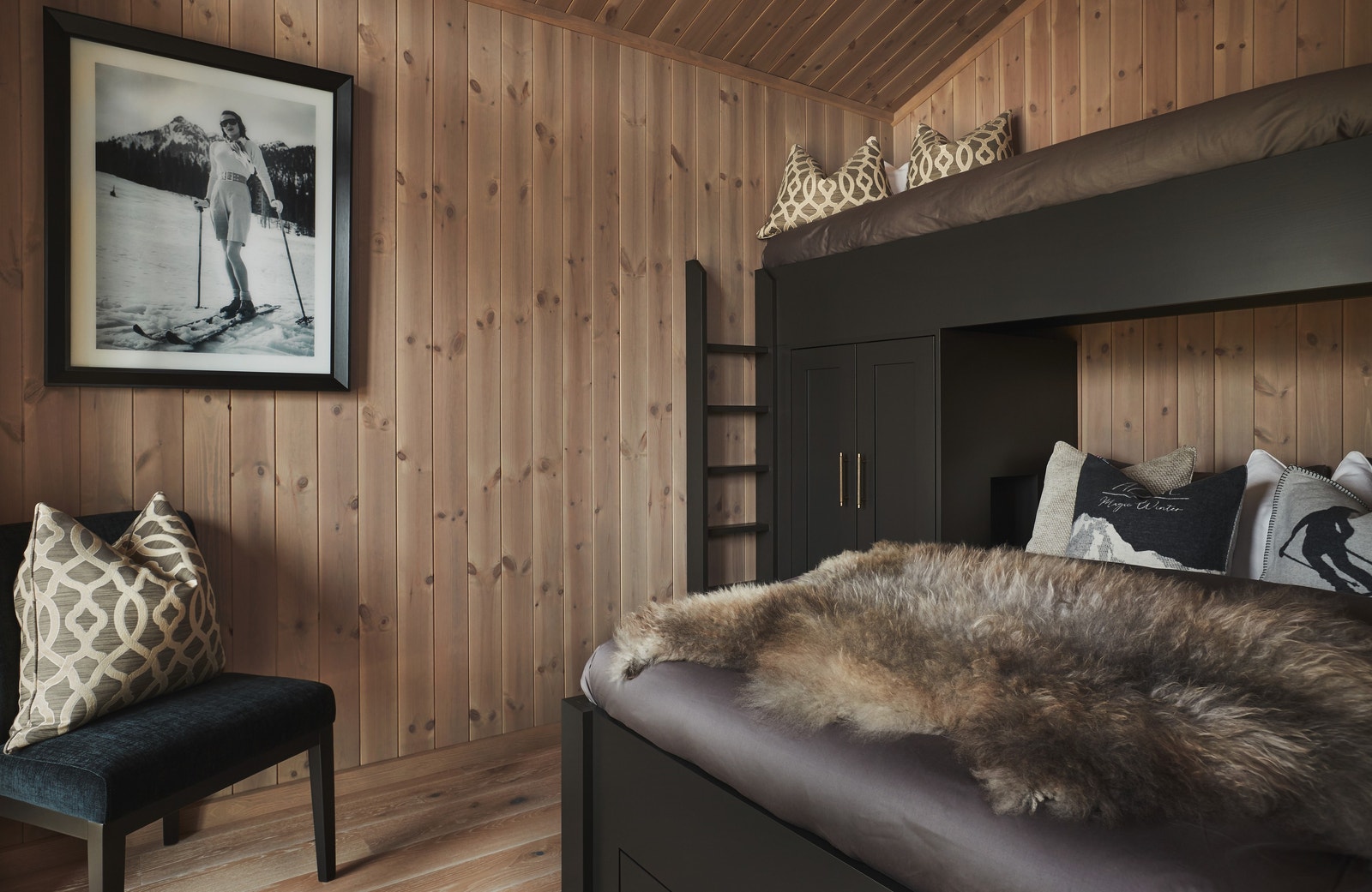 Plassbygd seng og garderobeskap av Volden i Valdres. Galleribilde