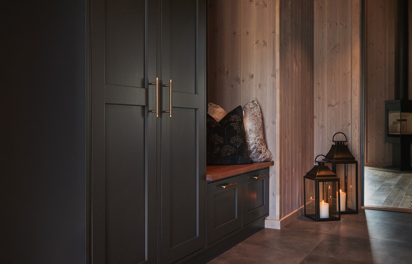 Plassbygd garderobeskap og benk i gangen av Volden i Valdres. Galleribilde