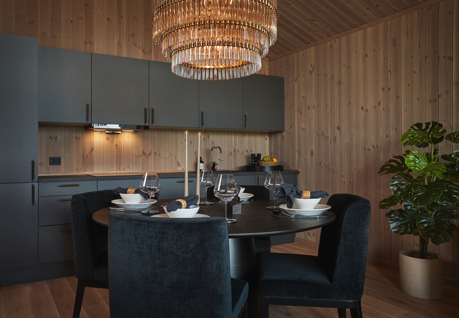 Innbydende spiseplass med en taklampe med wow effekt! Galleribilde