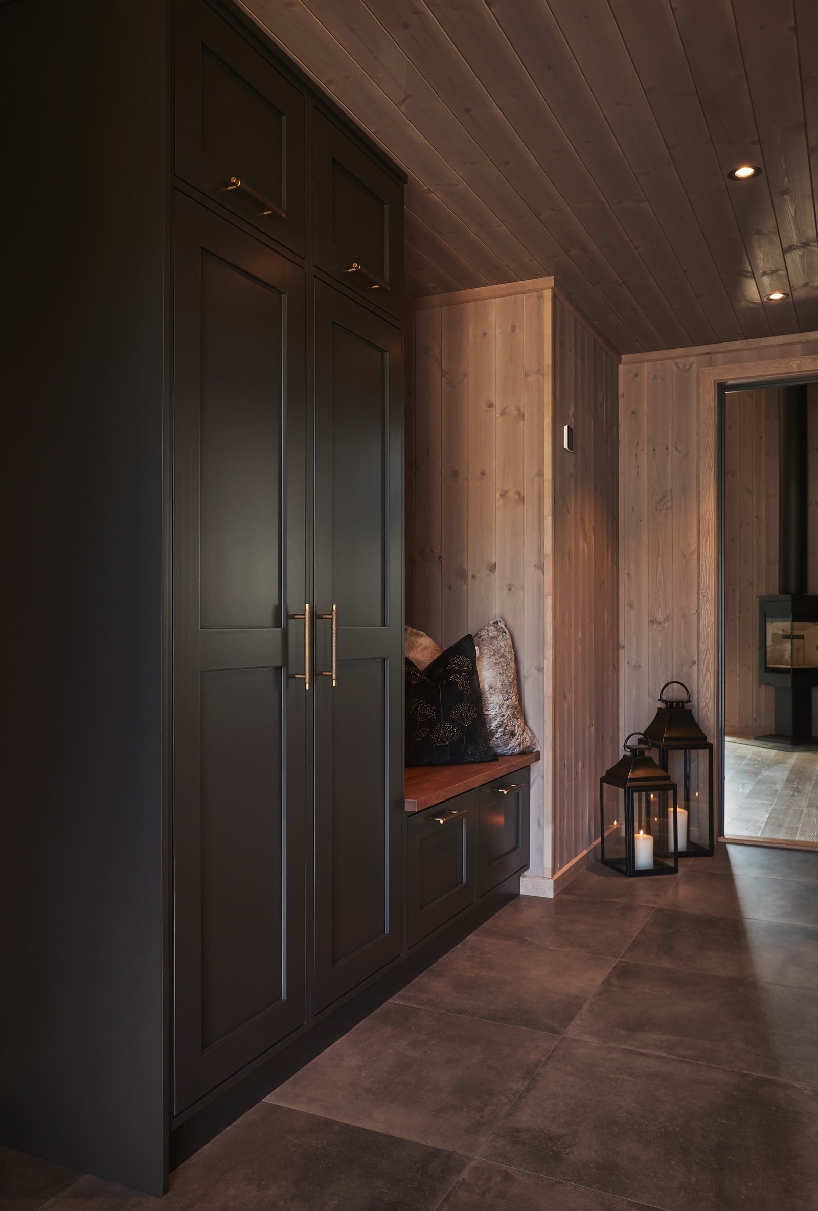 Plassbygd garderobeskap og benk i gangen av Volden i Valdres. Galleribilde