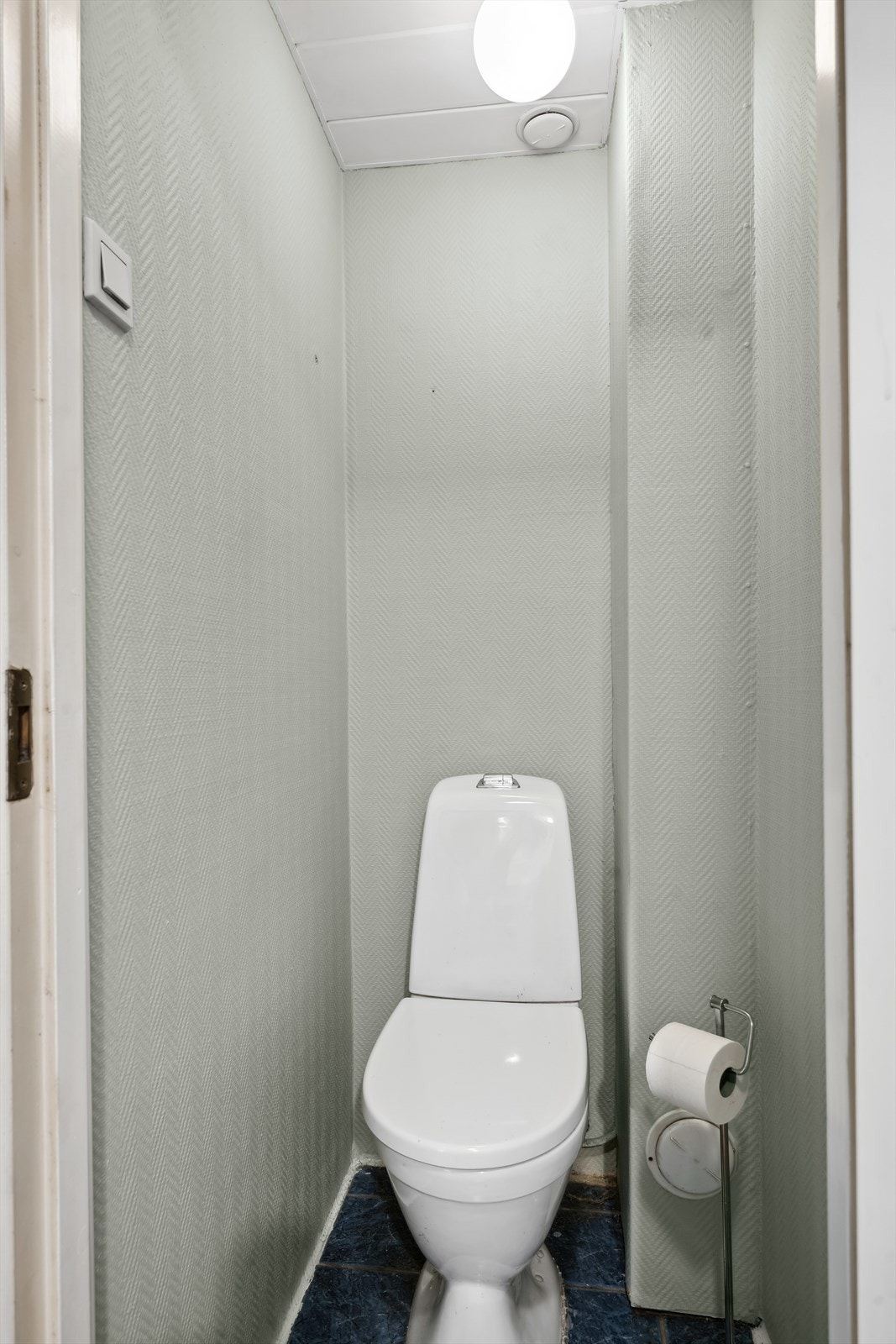 Separat toalettrom siden av badet. Galleribilde