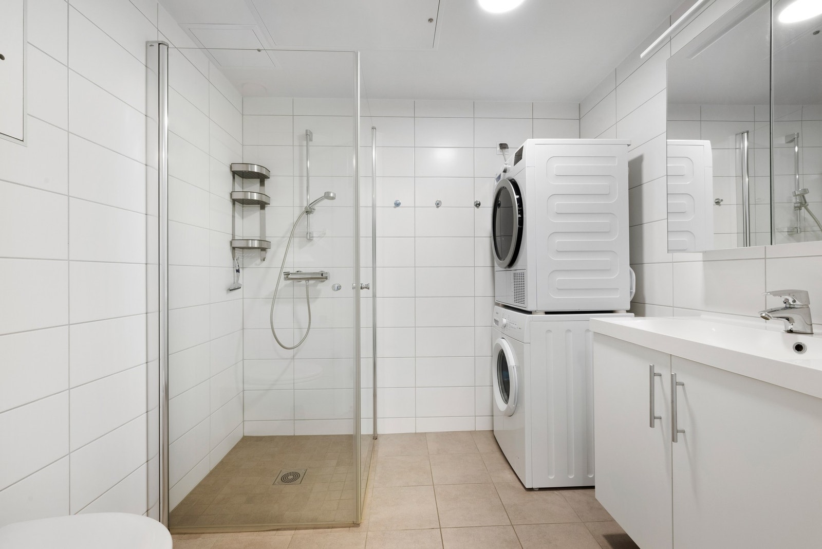 Pent flislagt baderom på 4,5m² med god plass til vaskemaskin. Galleribilde