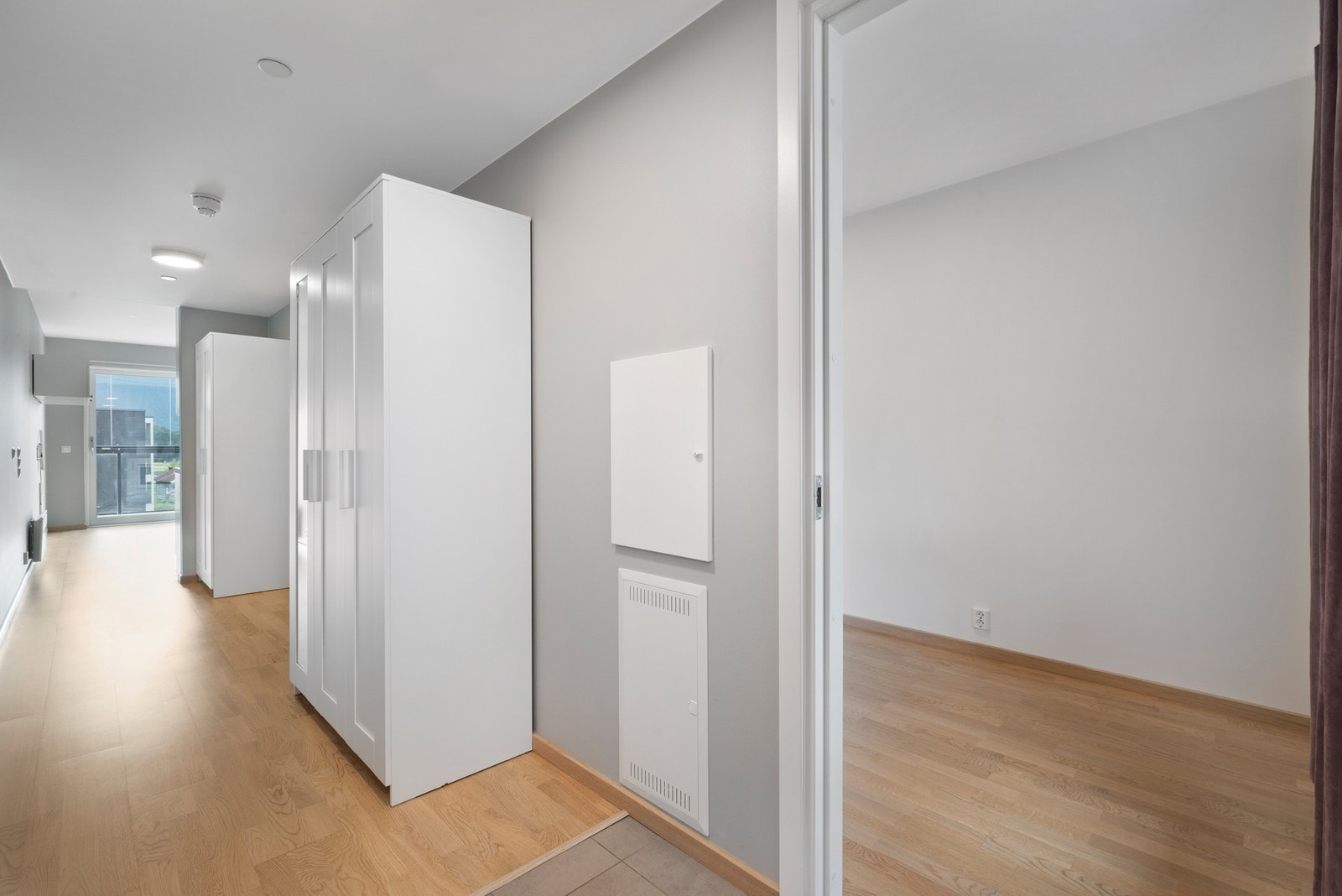 I gang er det plass til kommoder/garderobeskap til oppbevaring. Galleribilde