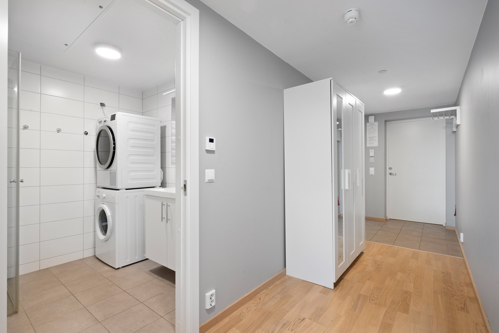 Fra gang er det inngang til bad og soverom på 7,5m². Galleribilde