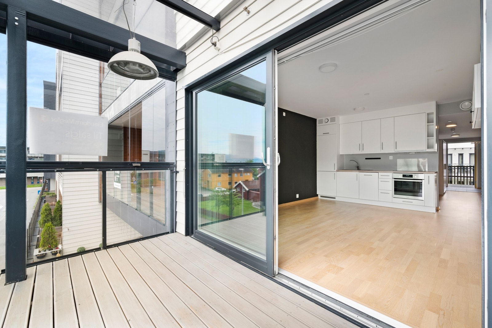 Balkongen er innglasset, noe som gjør at det blir en "forlengelse" av stuen. Galleribilde