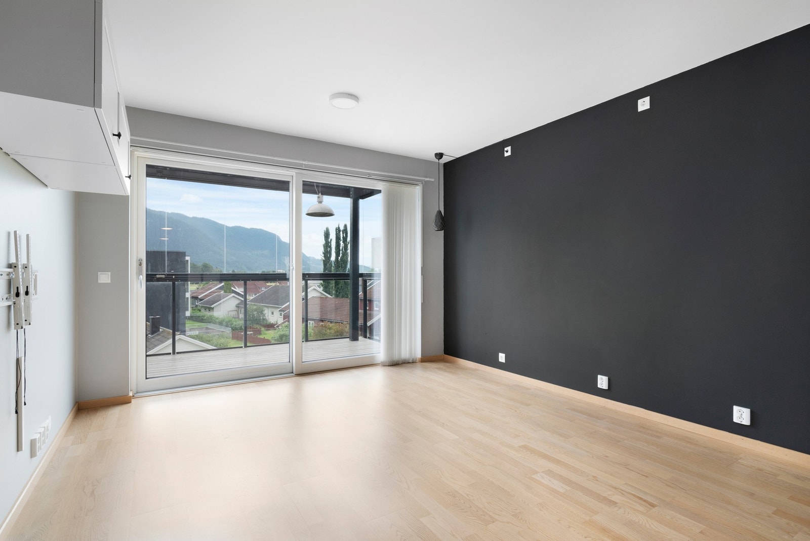 Fra stuen er det utgang til sørvendt balkong. Galleribilde