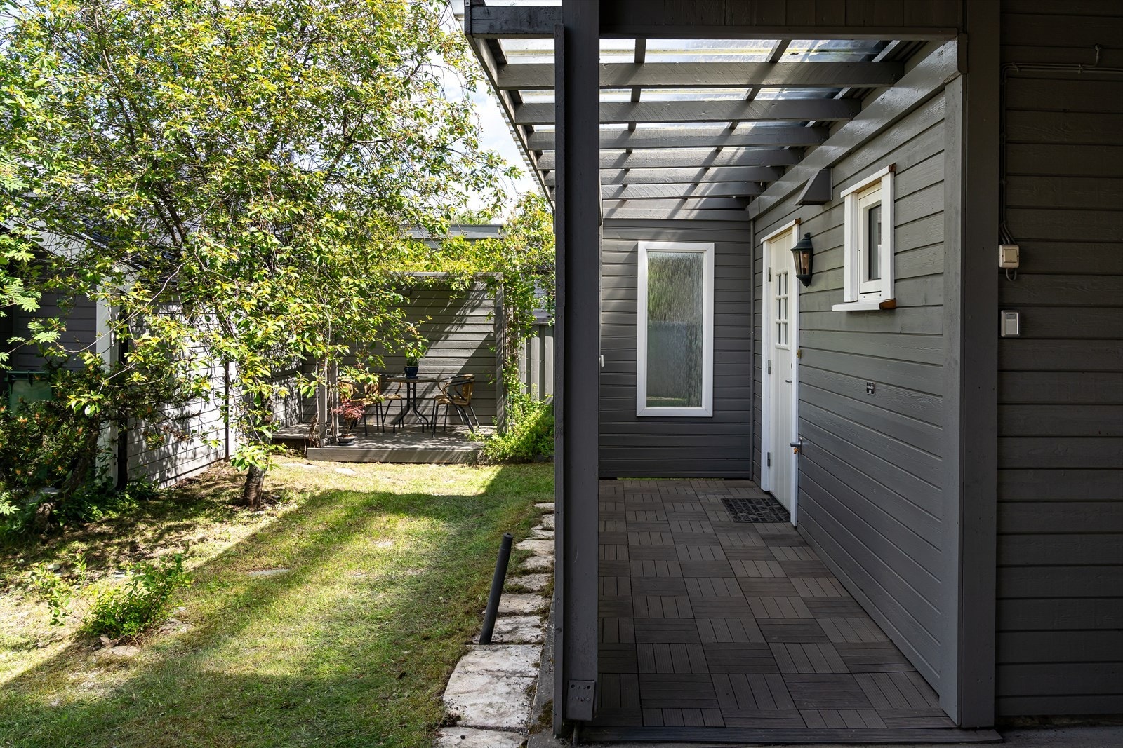 Innbydende og overbygd inngangsparti. Her er det også laget til koselig utplass. Galleribilde