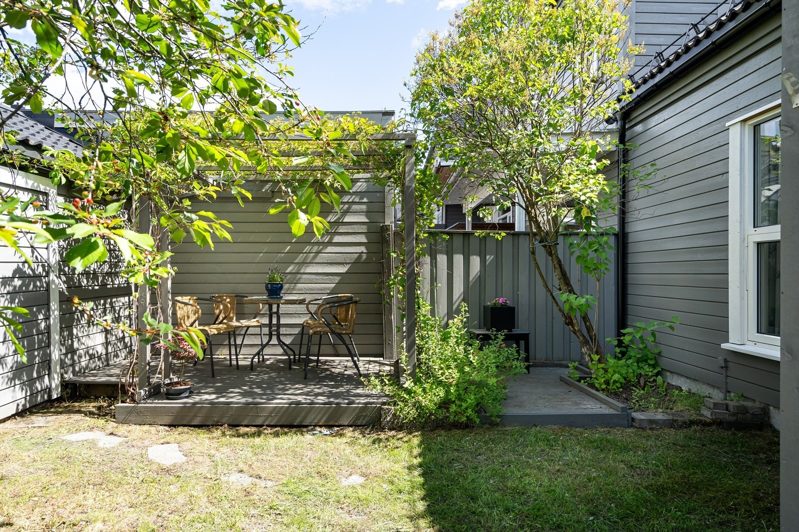 Flotte utearealer på begge sider av boligen. Over plattingen er det laget til en pergola for ekstra hygge. Galleribilde