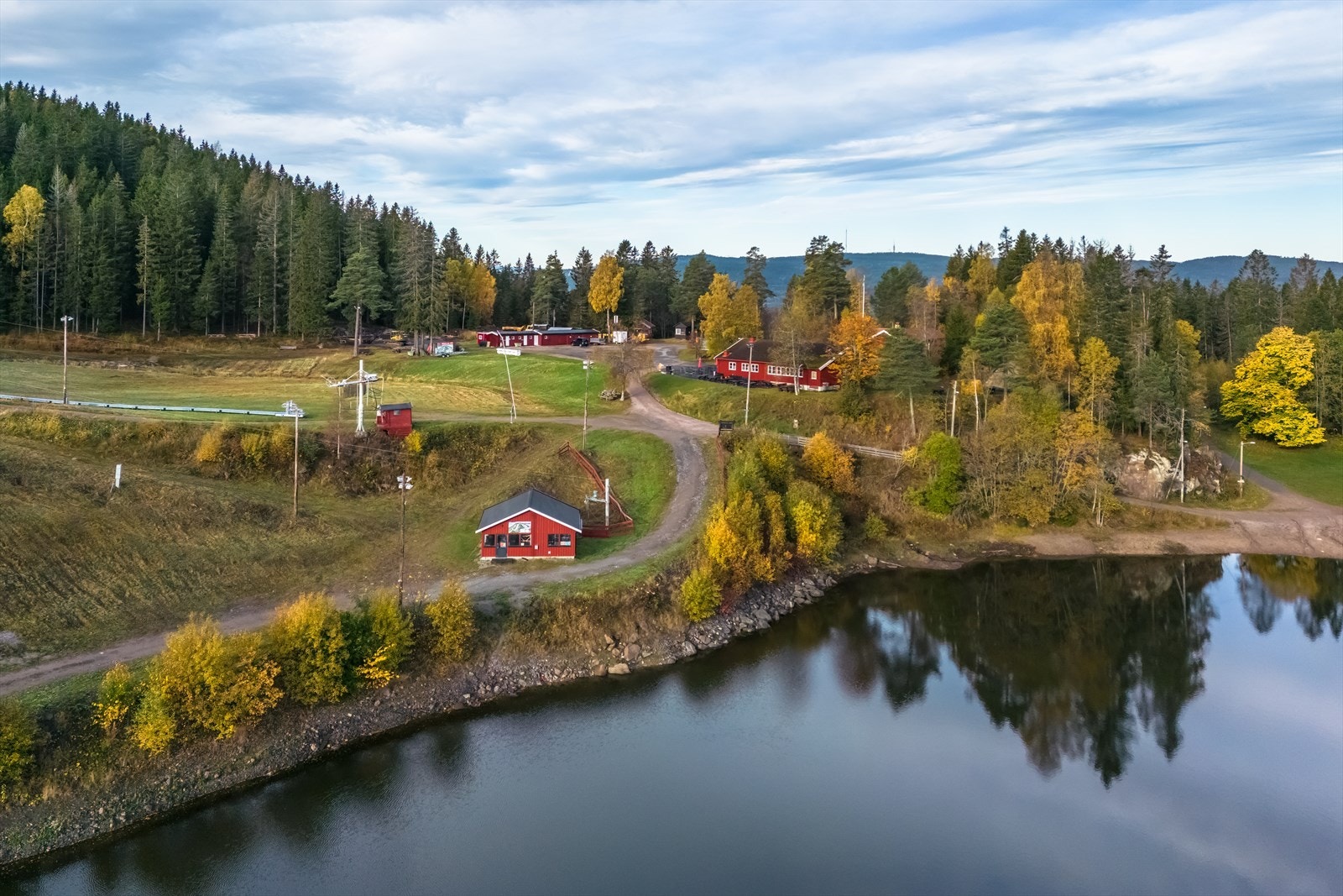 Trollvann skisenter og sportsstue - her finnes også bålplasser, det er fine bord og benker hvor det går an å ta seg et måltid Galleribilde