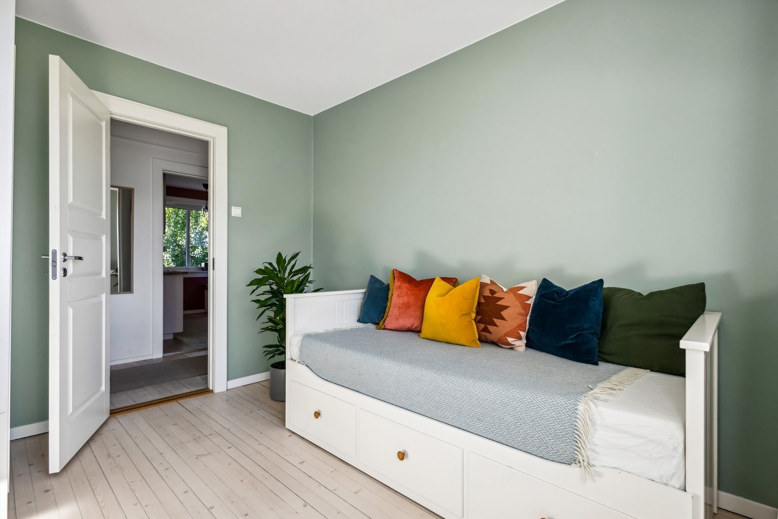 Her er det også skyvedørsgarderobe på venstre side Galleribilde