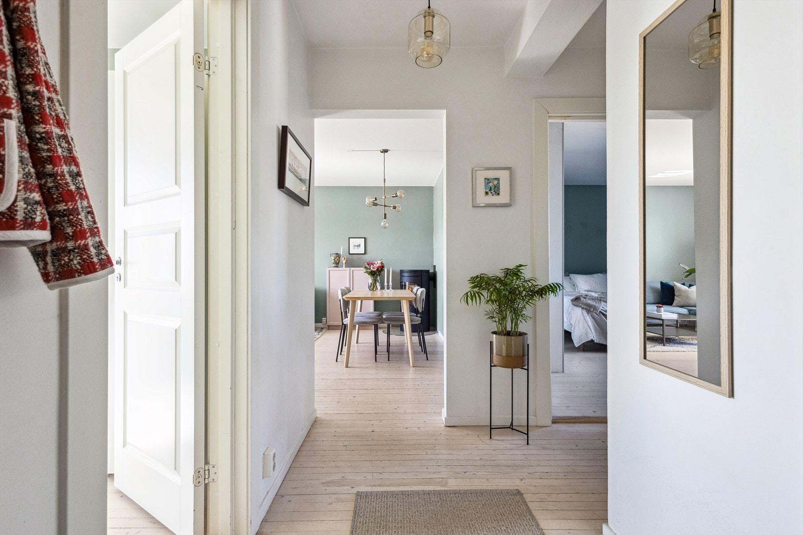 Entrèen gir et hyggelig førsteinntrykk, og er holdt i et nøytralt og tidsriktig fargevalg, noe som harmonerer med de øvrige rom i boligen Galleribilde