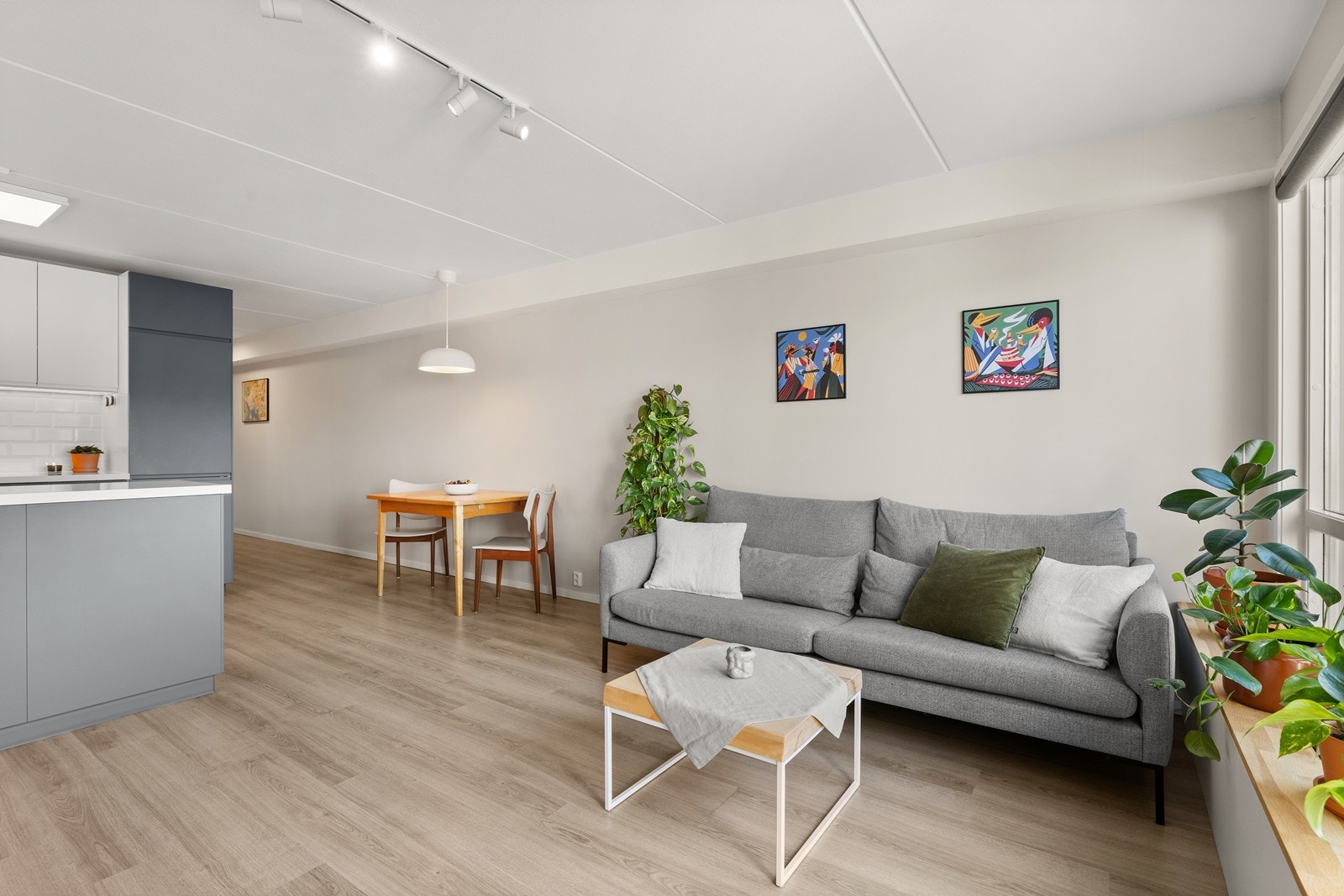 Her er det god plass til både sofagruppe og kjøkkenbord Galleribilde