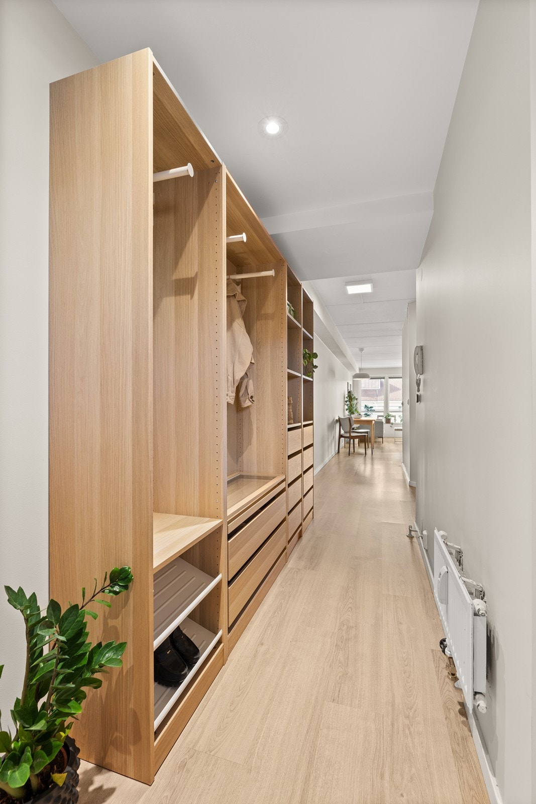 Utsikt fra ytterdøren og innover i leiligheten Galleribilde