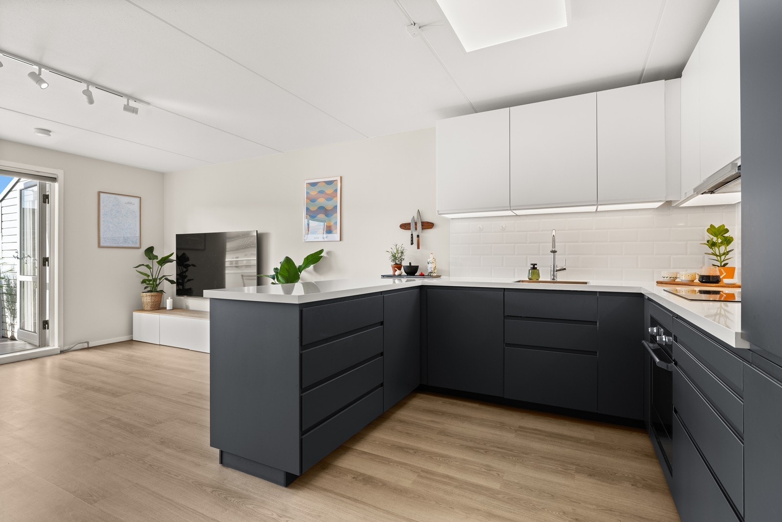 Her er det rikelig med både skap- og benkeplass Galleribilde