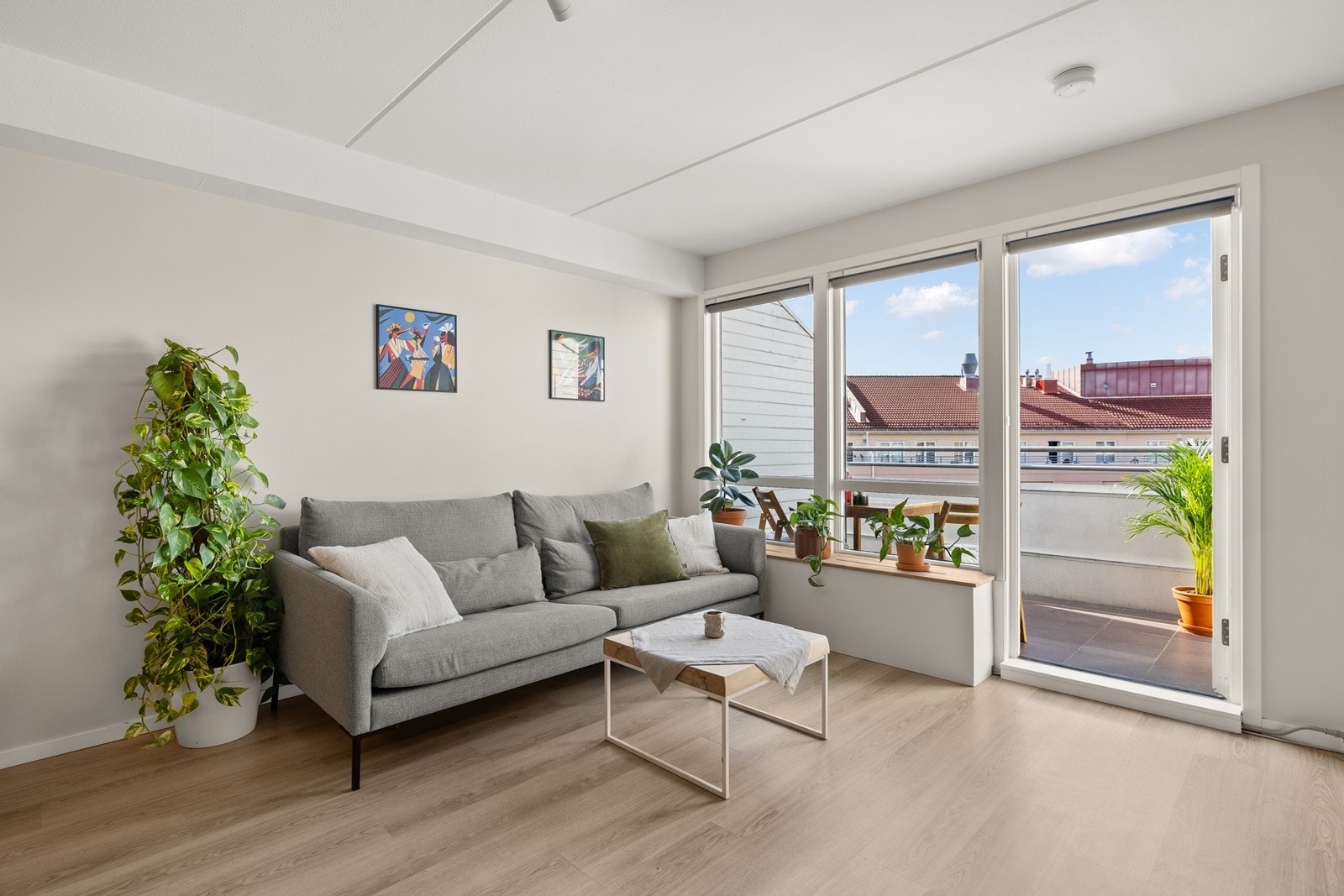 Stuen har store vindusflater og utgang til balkong Galleribilde