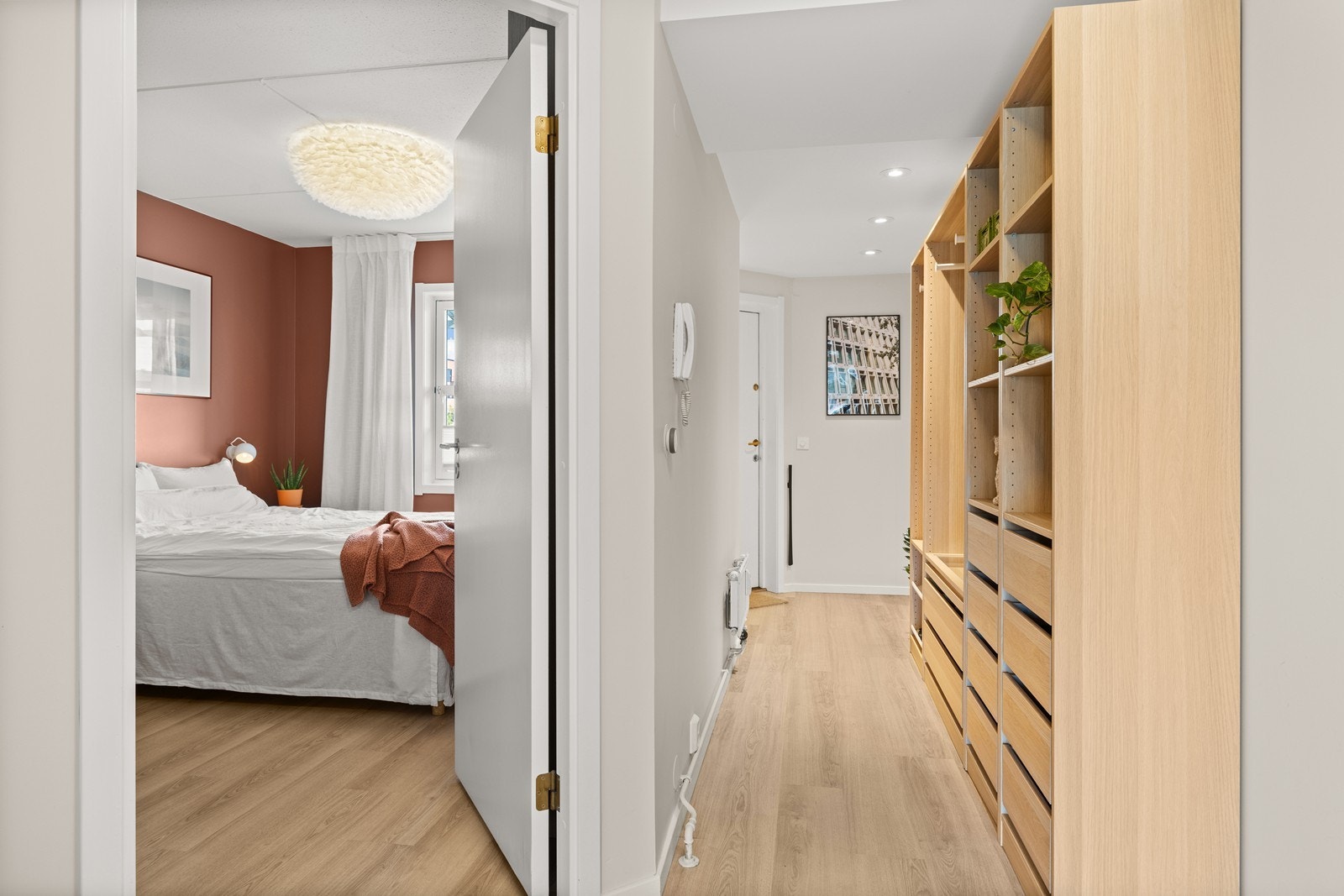 Her ser vi entré med veggskap og inngang til soverom Galleribilde