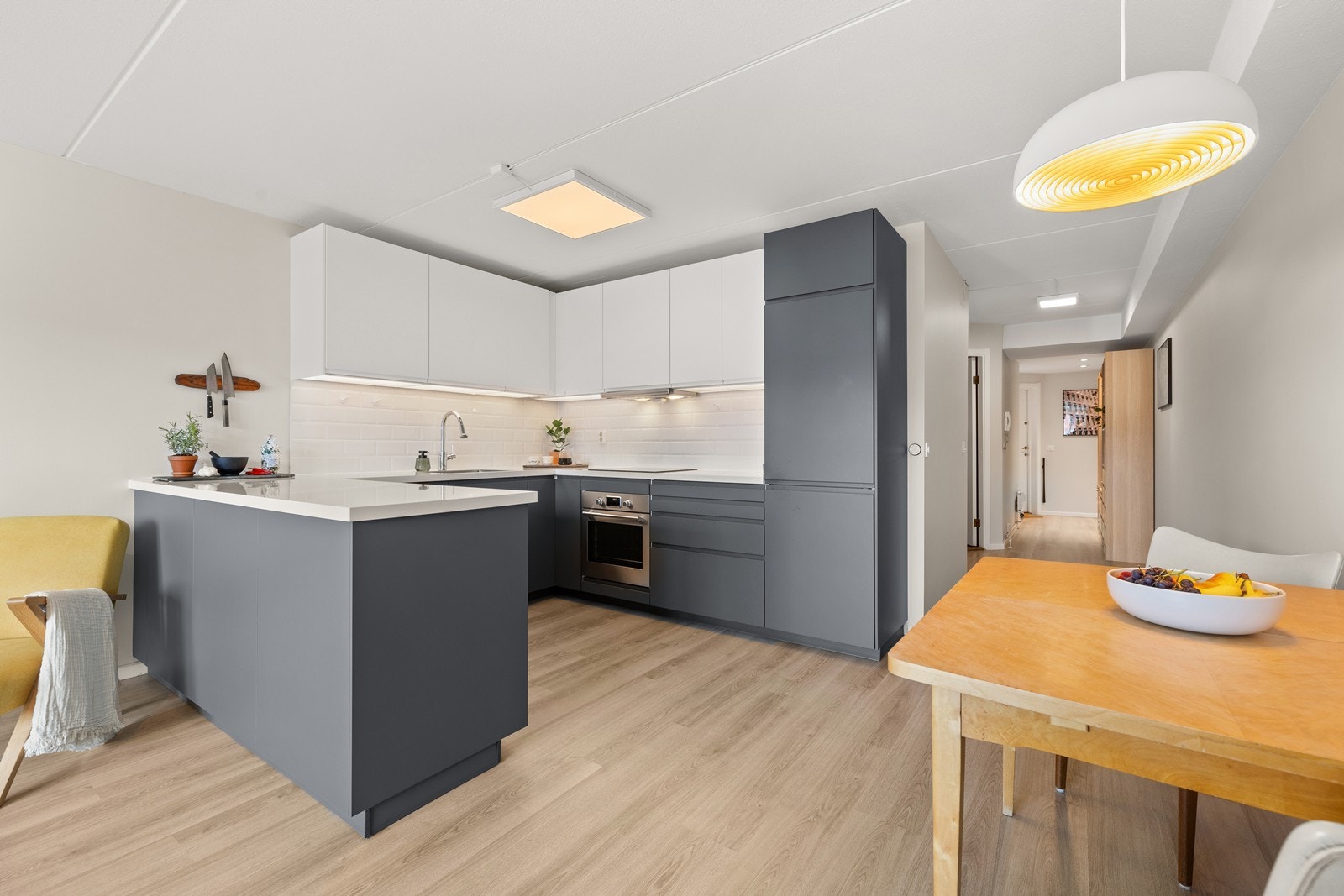 Flott og moderne kjøkken fra 2019/20 med metrofliser på vegg Galleribilde