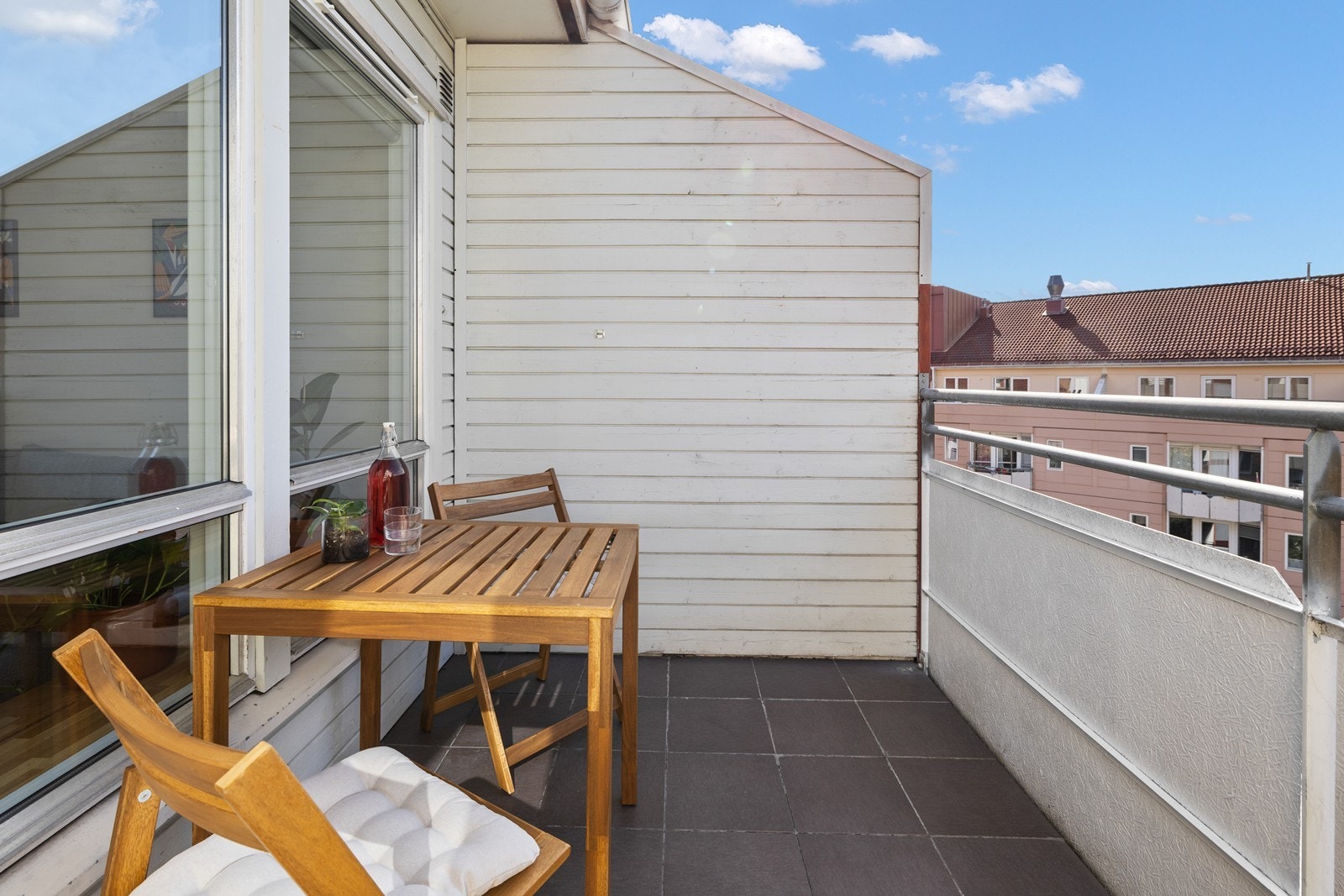 Balkongen er flislagt og på ca 6 m² Galleribilde