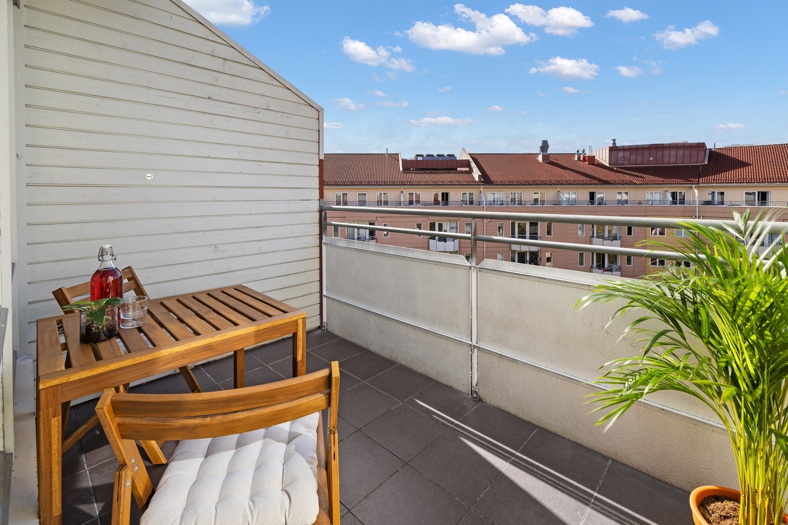 Utsikt til bakgård i rolige omgivelser Galleribilde