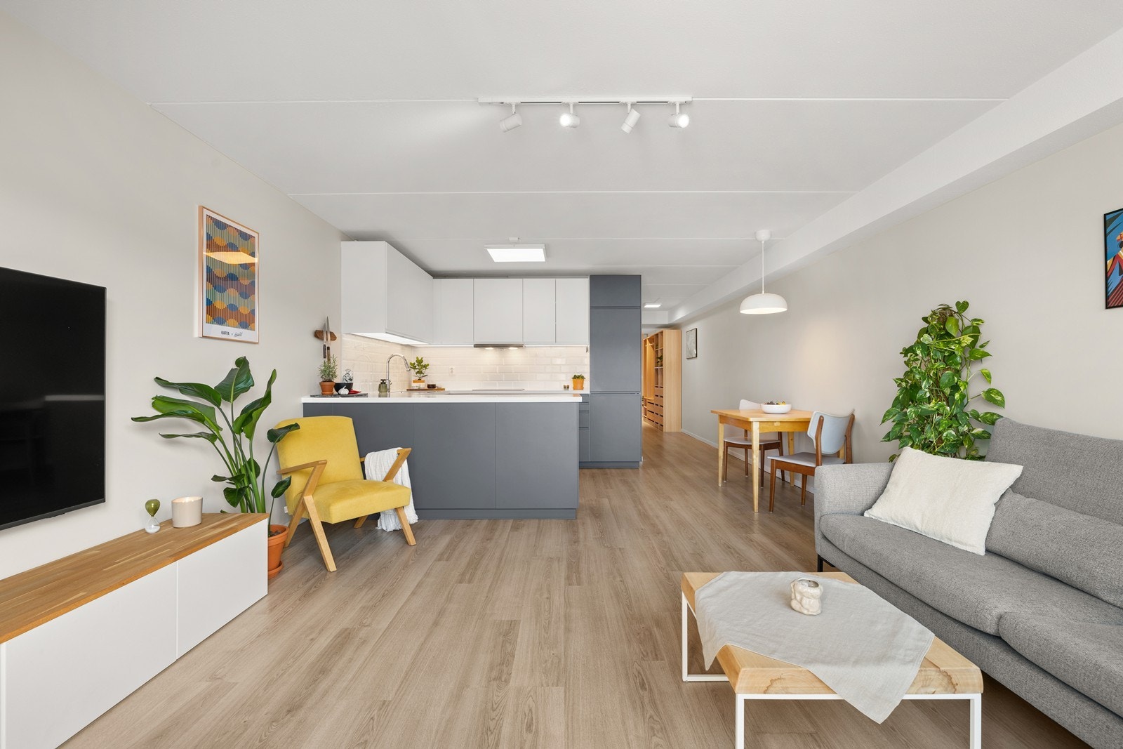 Den åpne løsningen mellom kjøkken og stue gjør det lett å underholde gjester under matlagingen Galleribilde