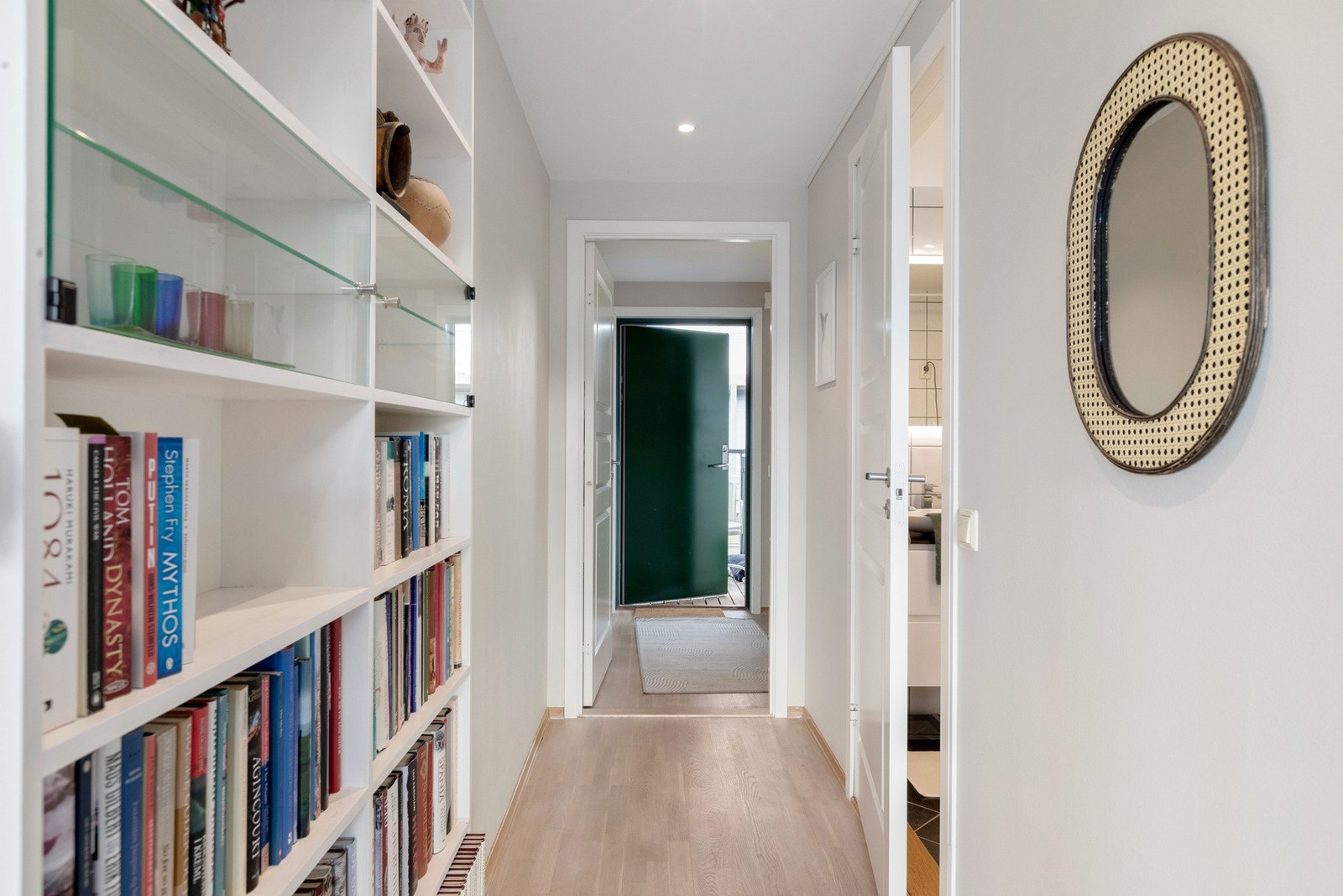 Entré og gang binder fint boligen sammen, og skilles av med dør. Galleribilde