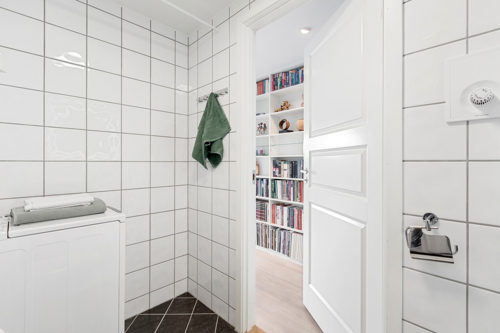 Badet består av dusj (satt inn ny i 2022), toalett, opplegg for vaskemaskin og servantskap (2018). Galleribilde