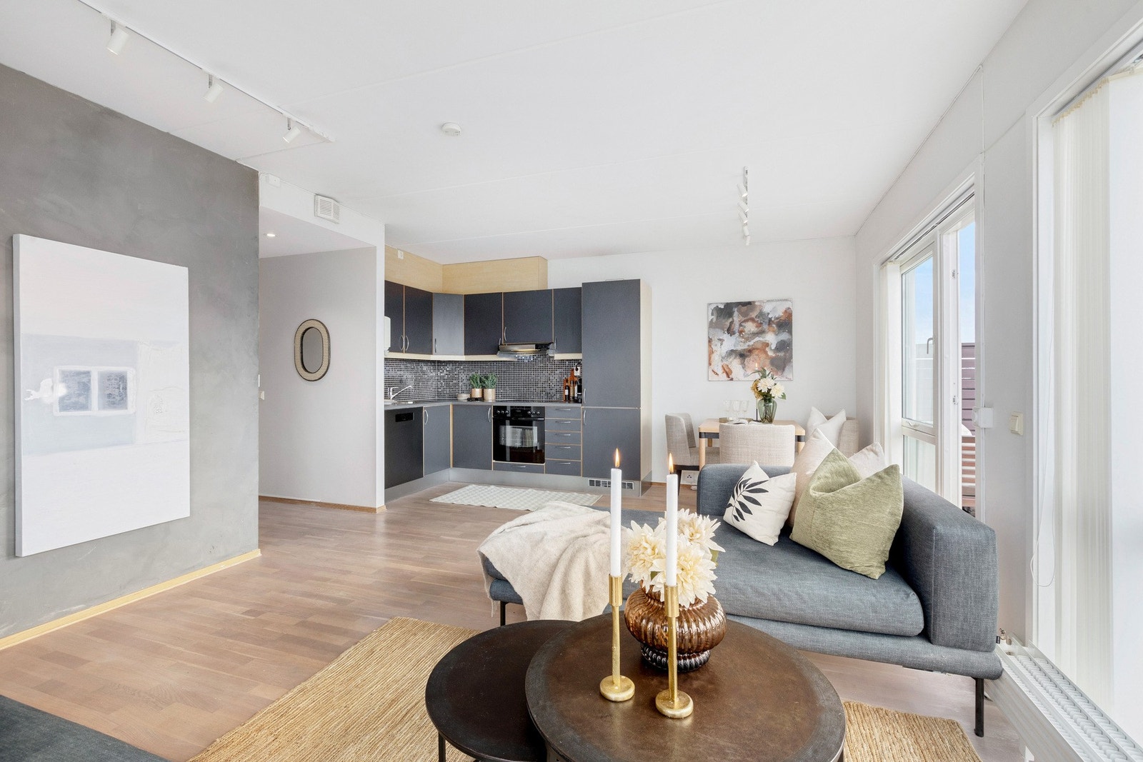Komfortabelt inneklima med vannbåren varme i radiatorer og balansert ventilasjon. Galleribilde