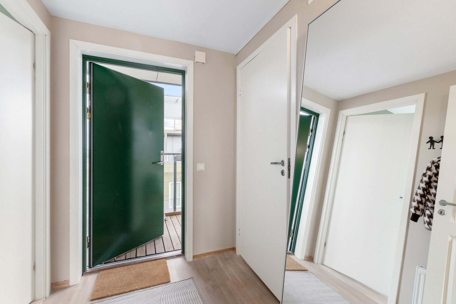 Kjenn umiddelbart på følelsen av hjem i denne lyse og fine entréen. I tilknytning til entré har man en bod på 2,5 kvm med god plass til lagring av sko og yttertøy. Galleribilde