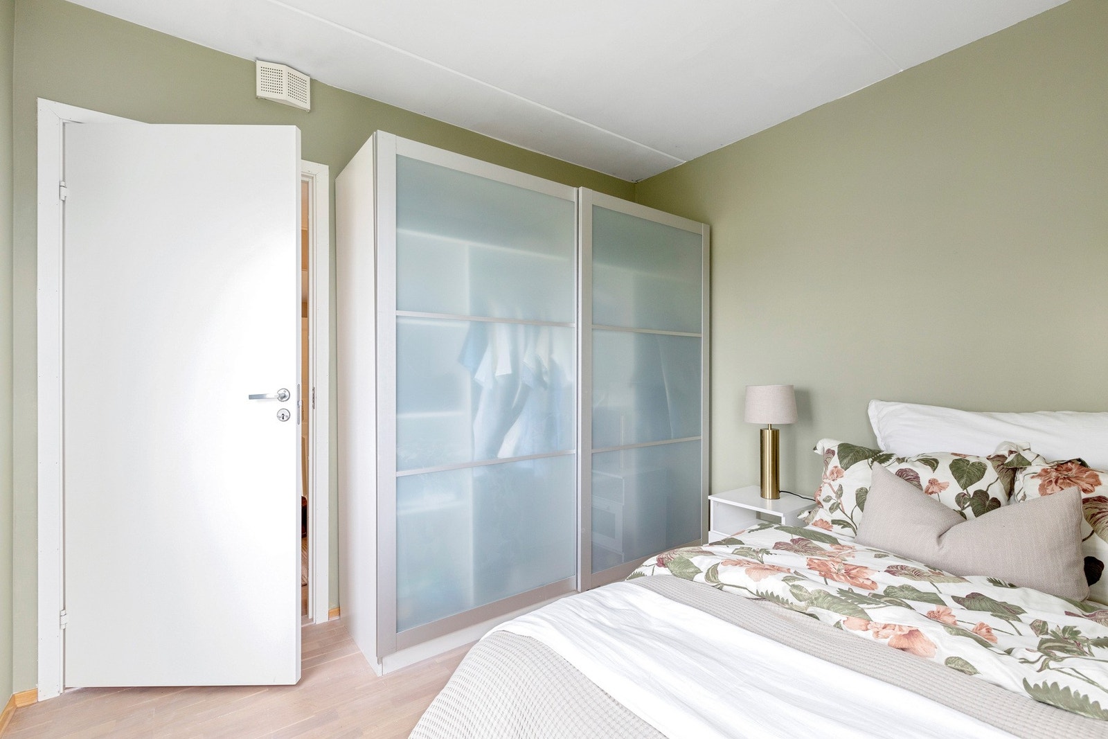 Rommet man fint møbleres med romslig seng og garderobe. Galleribilde