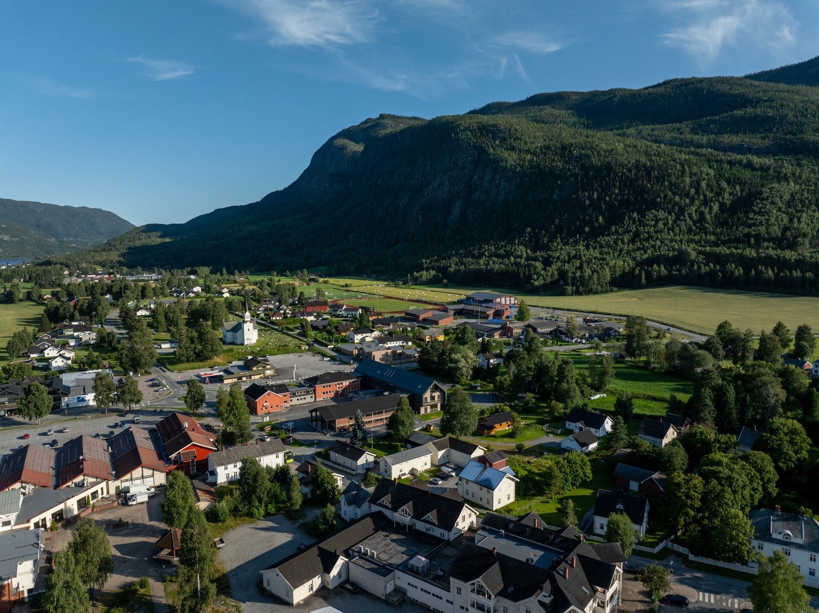 Det er gangavstand til kjøpesenter, restaurant, kafe, kino/kulturhus, frisør, assorterte butikker, bank, post, vinmonopol, hotell, treningssenter, kommuneadministrasjon, idrettsarena, barnehage, barneskole og ungdomsskole m.m. Galleribilde