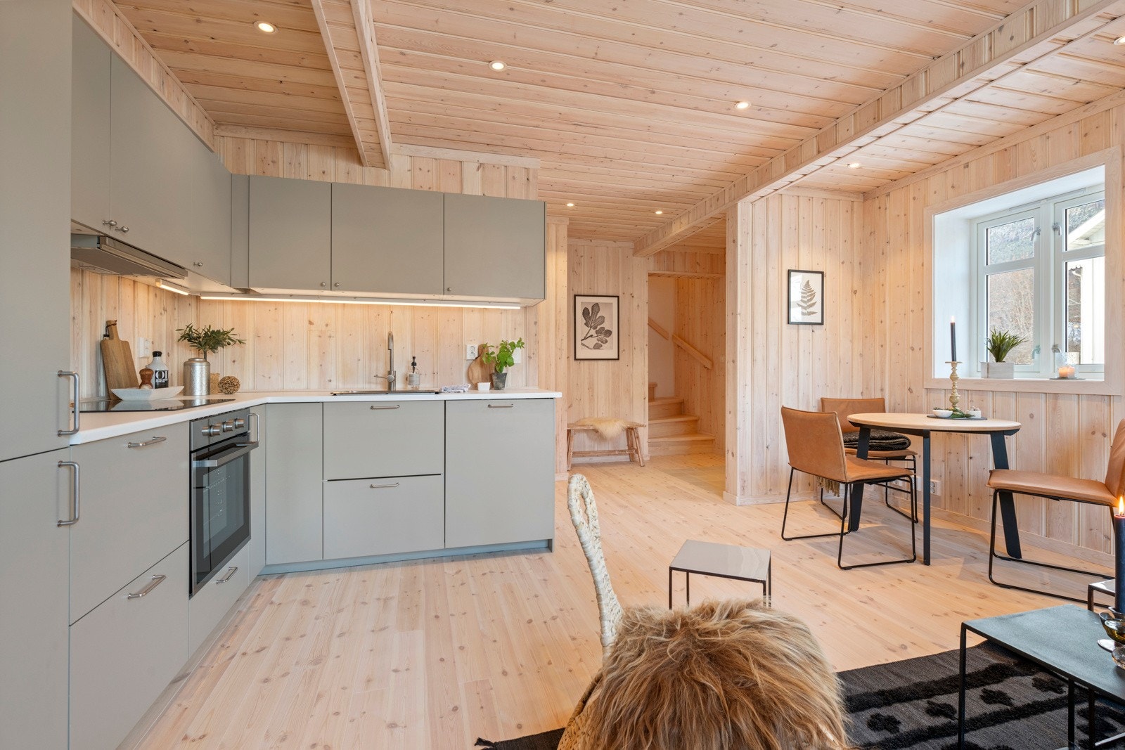 Koselig åpen stue/kjøkken løsning med plass til spisestue og sofa. Galleribilde