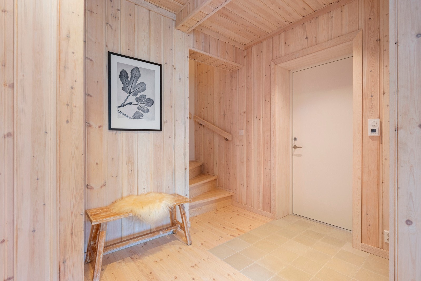 Svingtrapp opp i andre etasje, innredet med trappegang, tre soverom, toalettrom og bod. Galleribilde