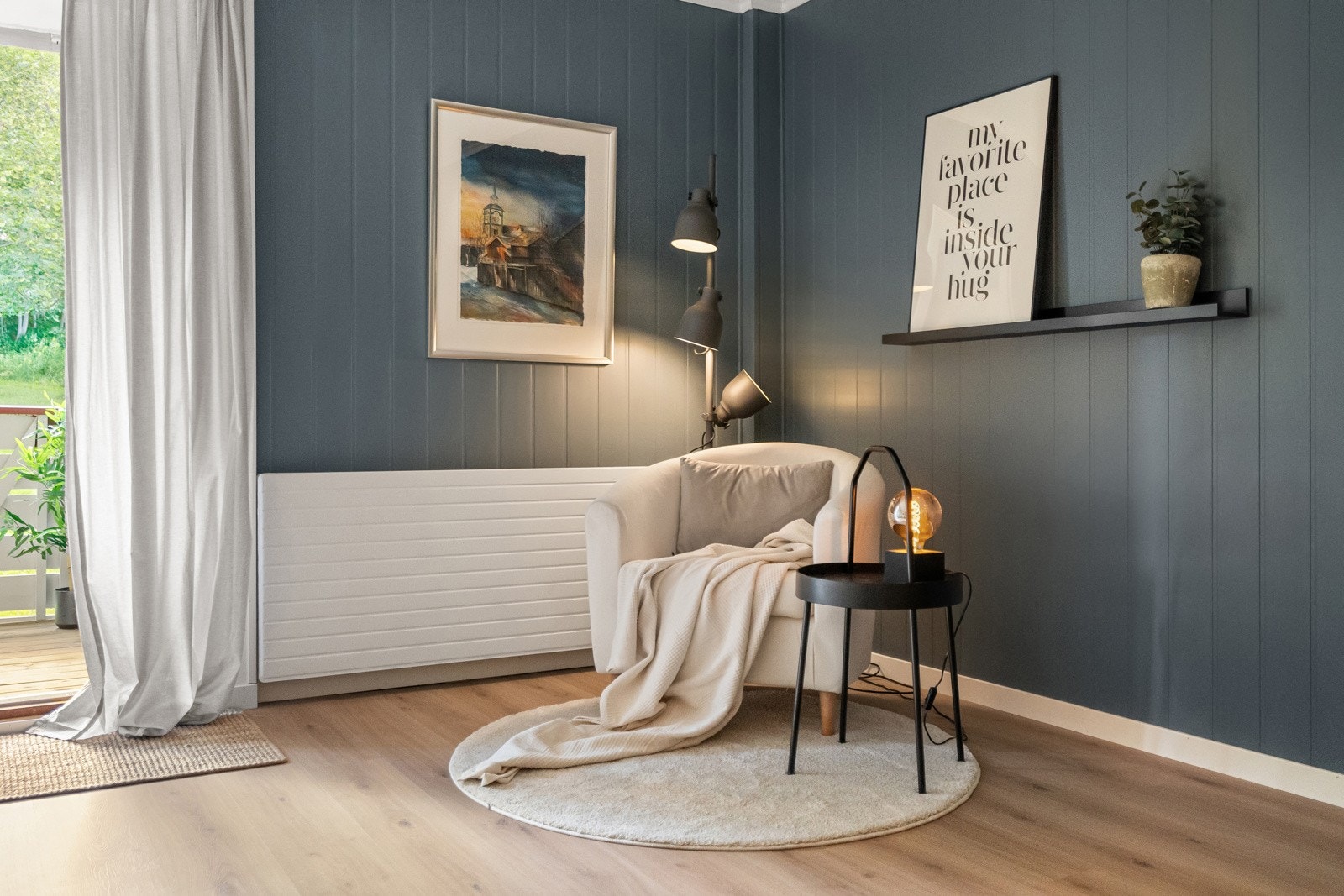 Den mørkeblå kontrastveggen i fargen St Blue bryter de ellers hvite veggene på en flott måte. Galleribilde
