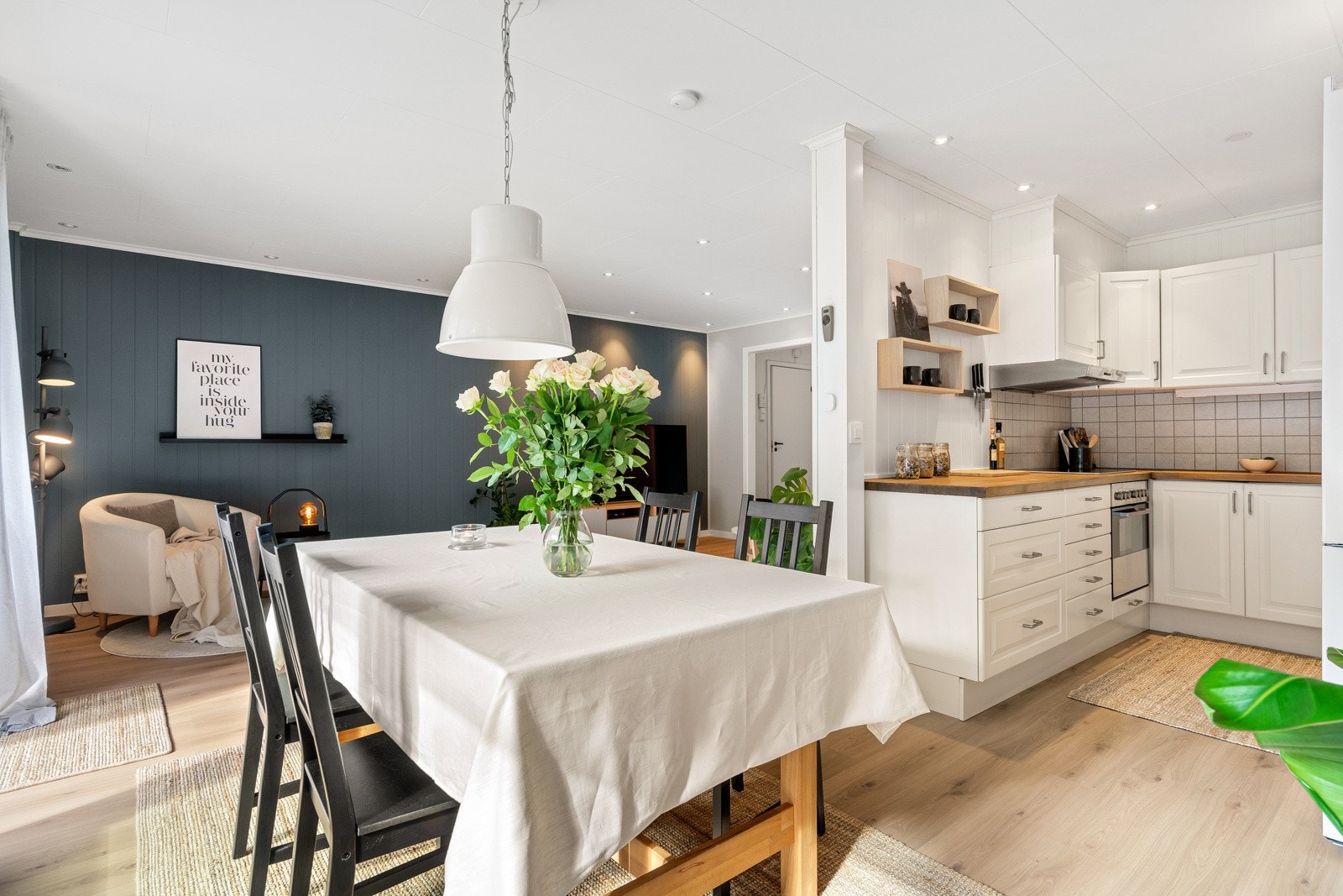 Det er åpen løsning inn til kjøkken fra stue, men likevel oppleves kjøkkenet som noe lukket. Dette reduserer støy fra kjøkkenet, uten å føle seg utelukket fra sosialt selskap. Galleribilde