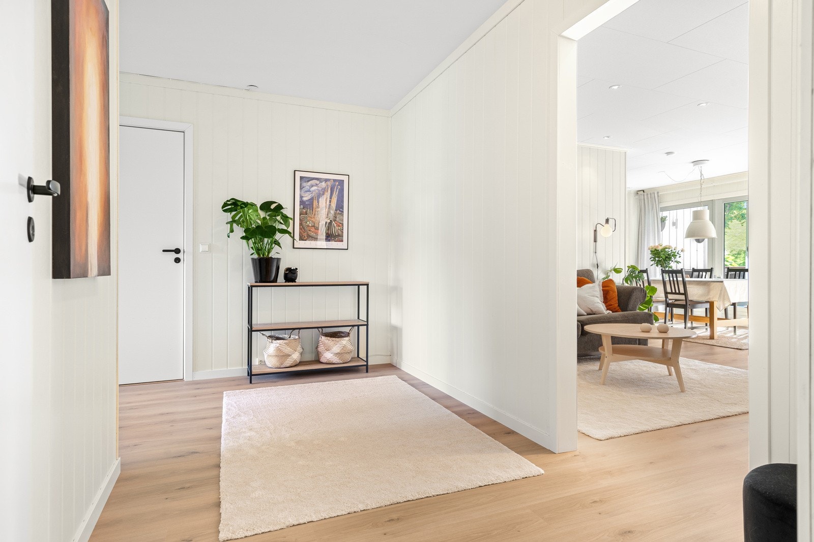 Videre fra lukket entrè kommer man til en stor og praktisk gang, som er enkel å dekorere etter egen smak og behov. Galleribilde