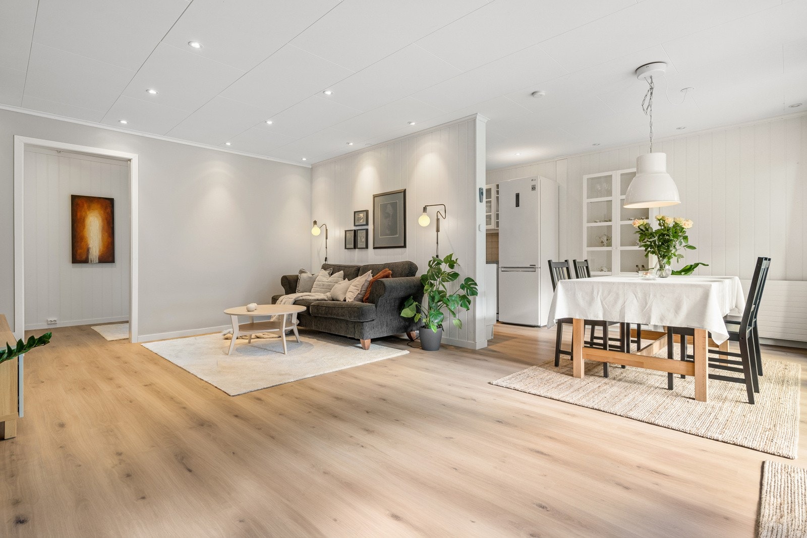 Det er god flyt i stuen med naturlig soneinndeling av stue - og spisegruppe. Her har man mange innredningsmuligheter. Galleribilde