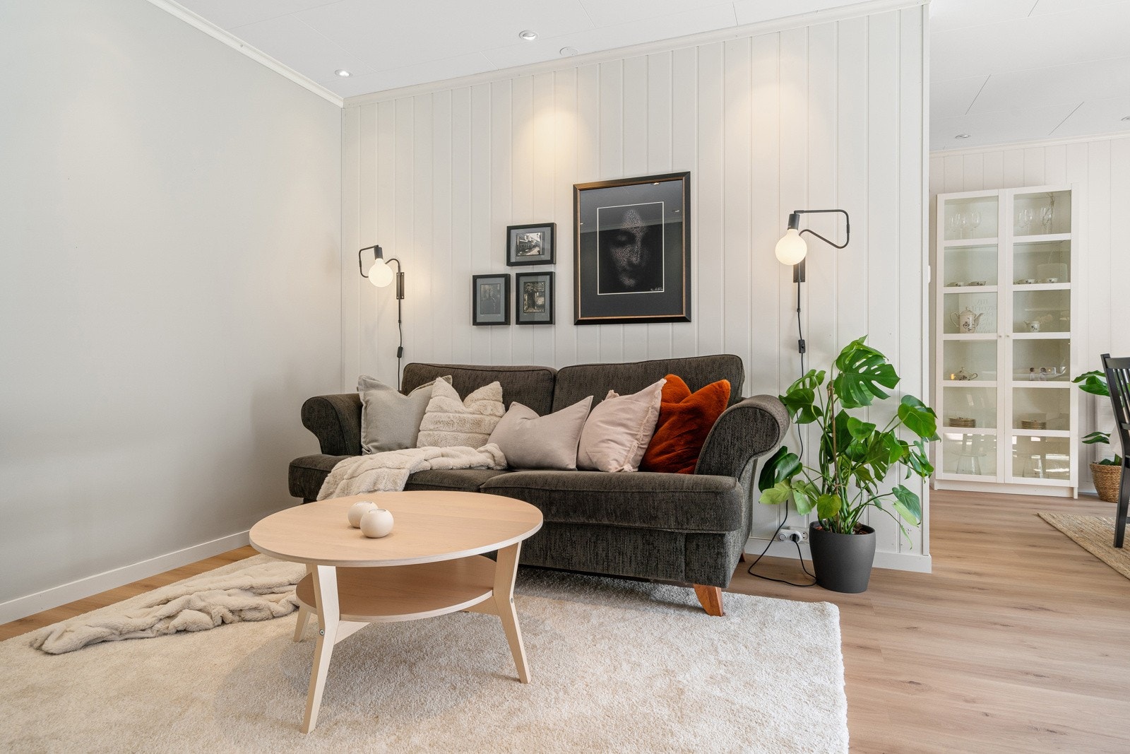 Det er ypperlig med plass til ønsket størrelse på stuegruppen. Kanskje en hjørnesofa med en lenestol kan friste? Galleribilde