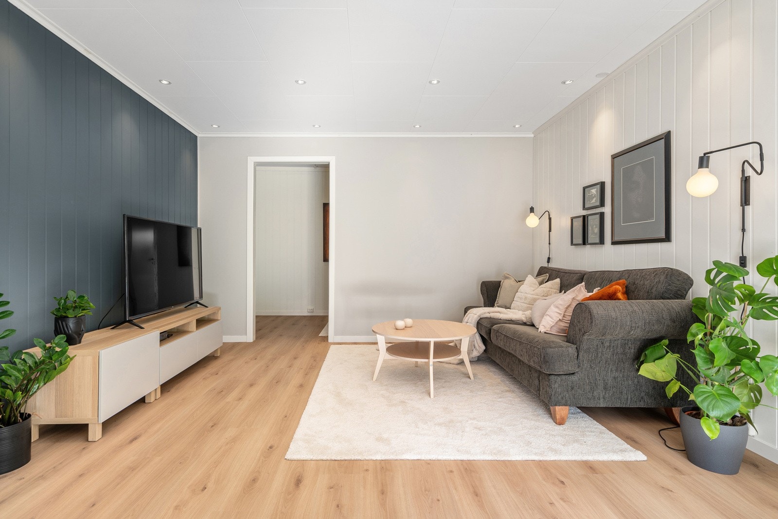 Oppholdsrommene har slette veggplater og laminat på gulv som ble byttet i nyere tid. Det er valgt tidløs innredning og duse farger på vegger. Galleribilde