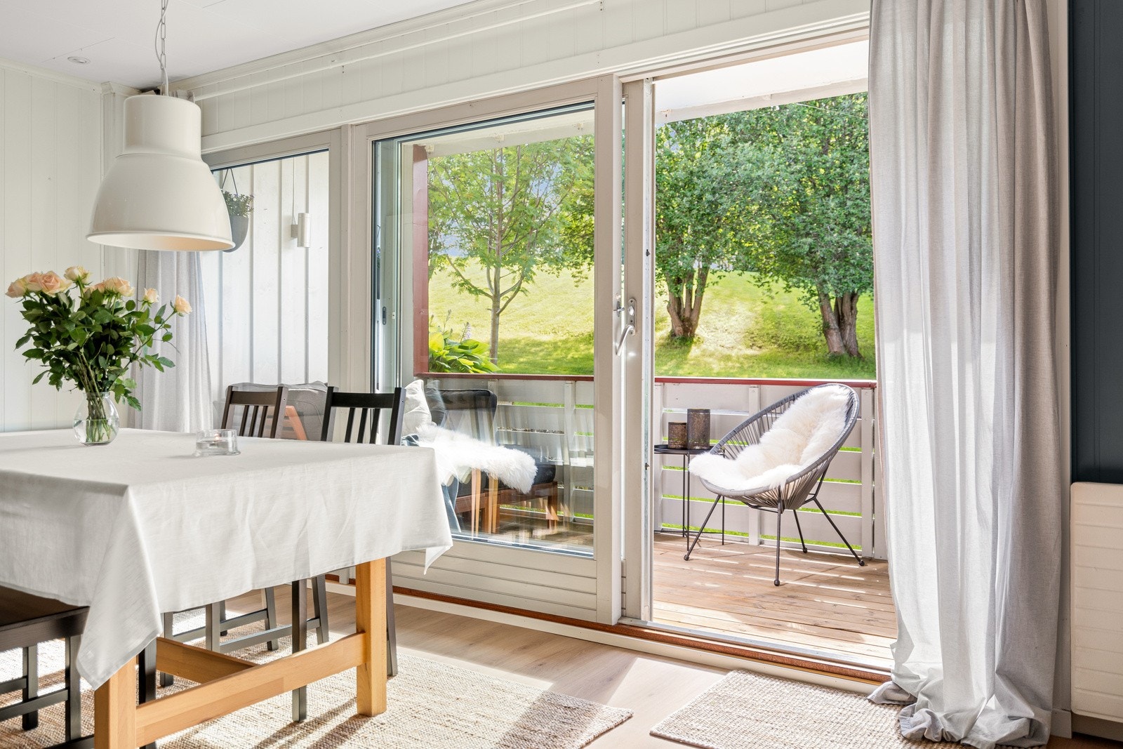 Fra spisestuen har man utgang til en herlig terrasse. Galleribilde