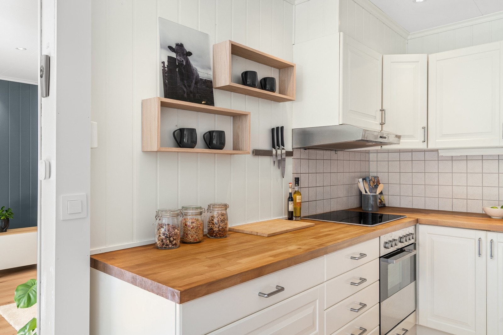 Kjøkkeninnredningen er fra IKEA, og den har lekre profilerte fronter. Galleribilde