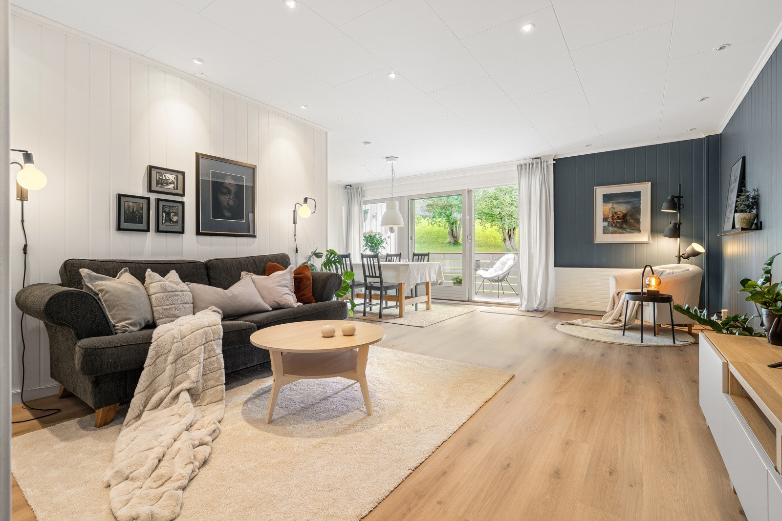 Det er godt med lysinnslipp fra terassevinduene. Leiligheten oppleves lun om vinteren og sval om sommeren. Galleribilde