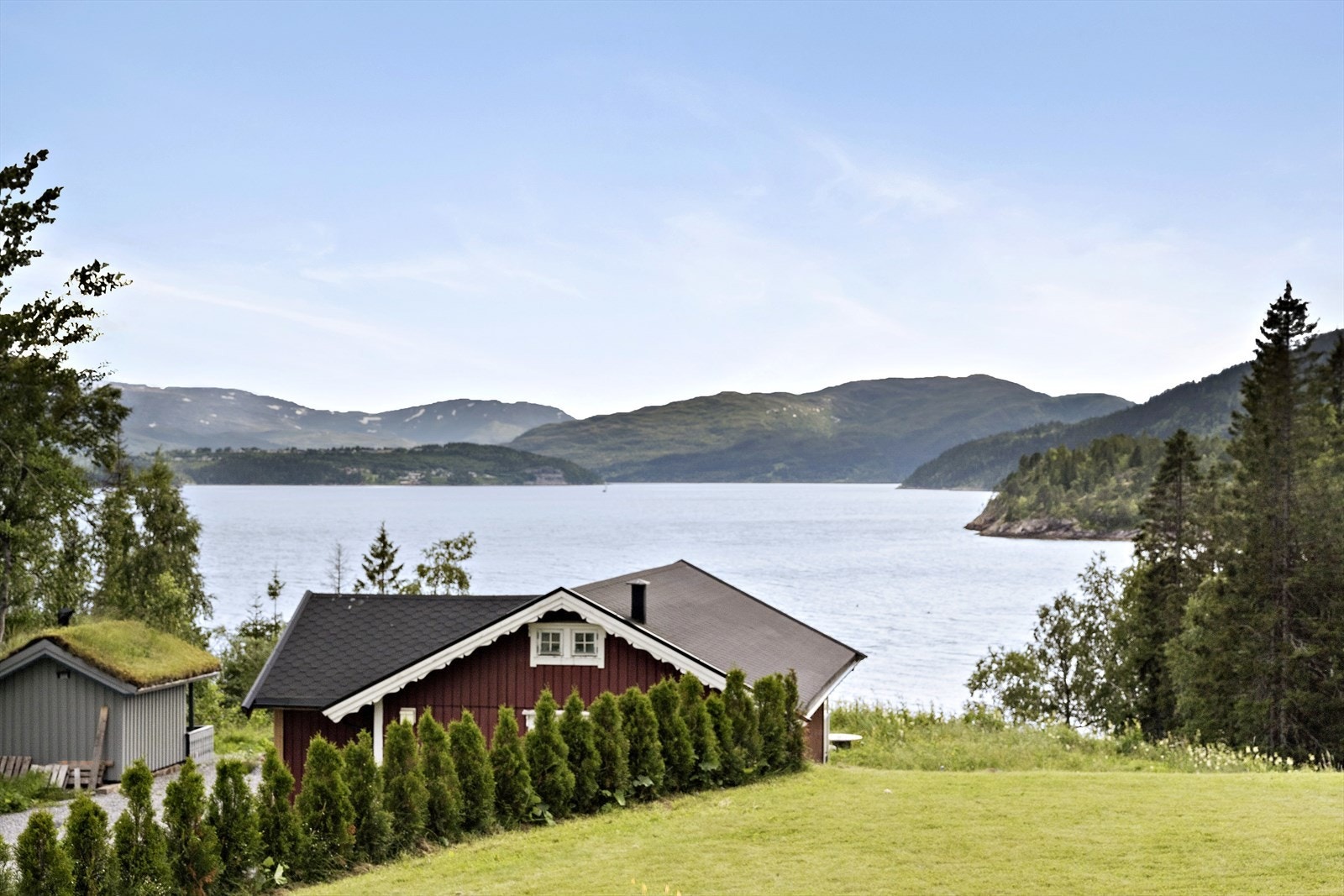 Hvorfor ikke finne frem fiskestangen og prøve fiskelykken ved Straumkjeften, som ligger like nedenfor hytta. Galleribilde